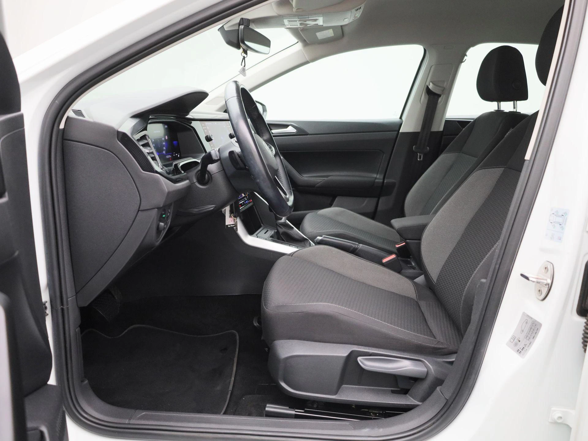 Volkswagen-Polo-image-12