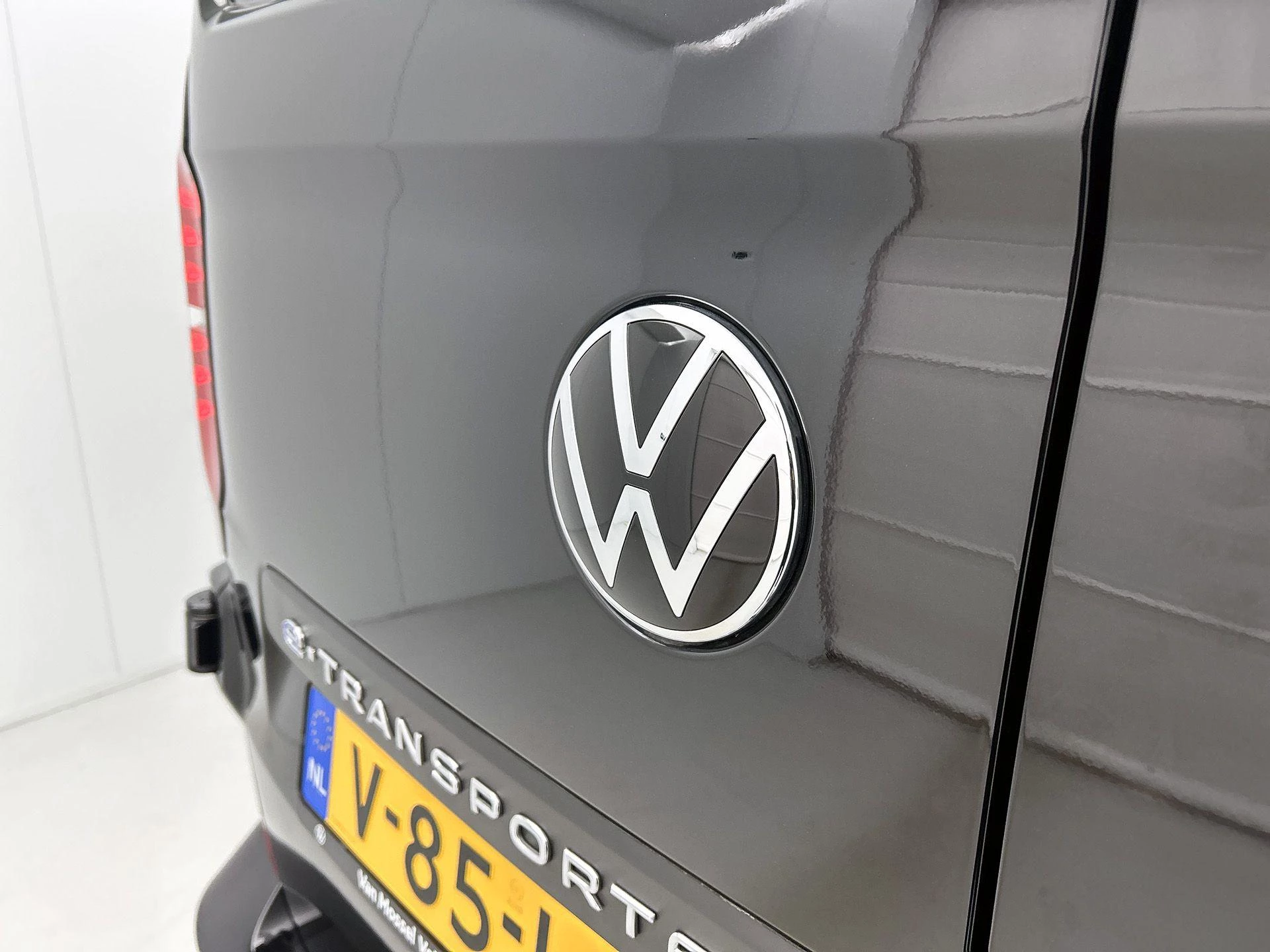Volkswagen-e-Transporter-image-18