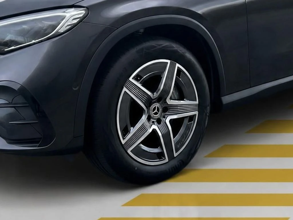 Mercedes-Benz-GLC 300 d-image-5