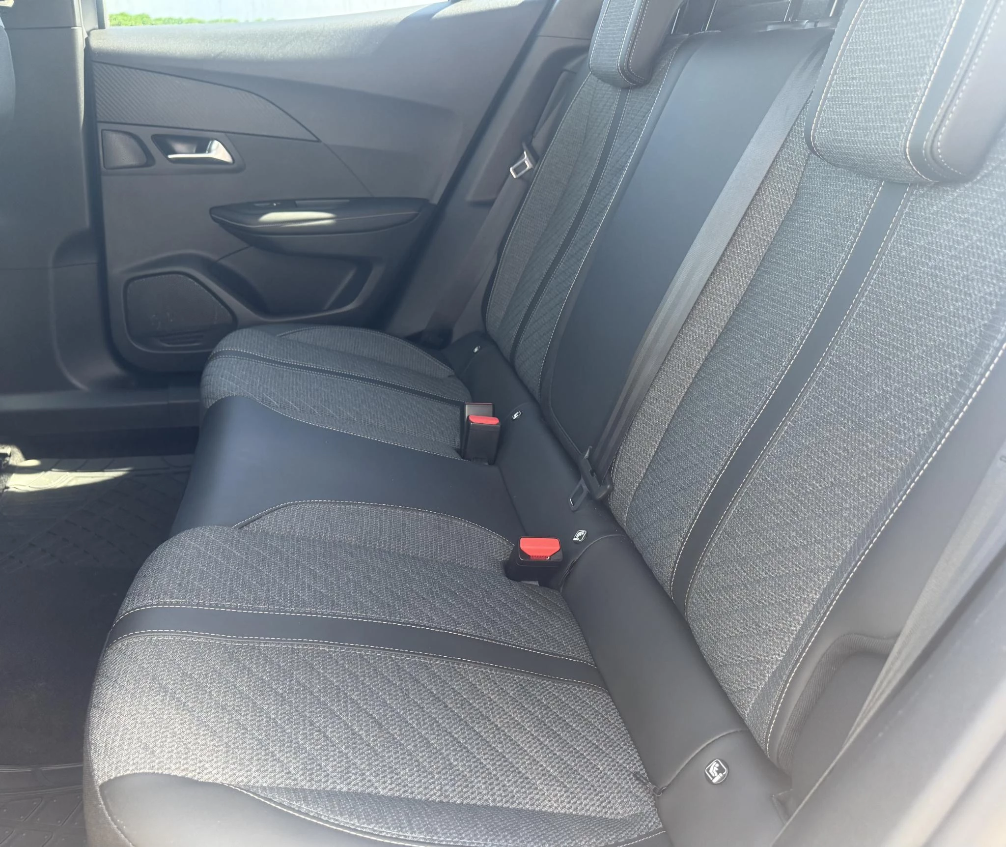 Peugeot e-2008 EV Allure 54 kWh