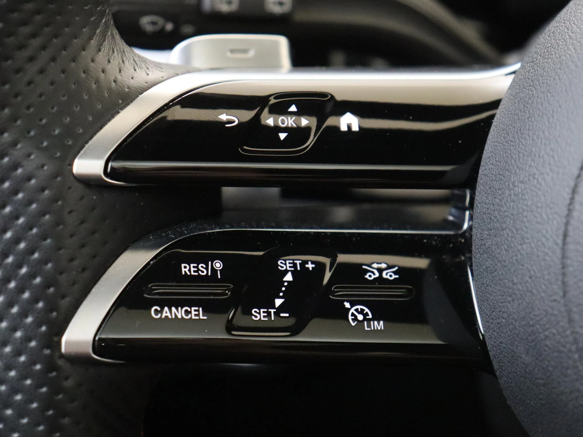 Mercedes-Benz-GLA-image-12