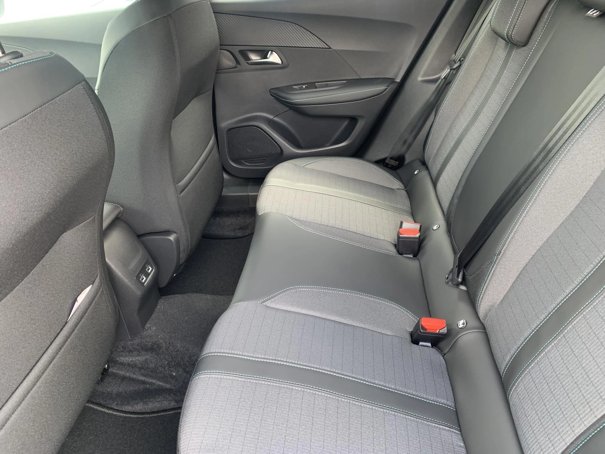 Peugeot-e-2008-image-8