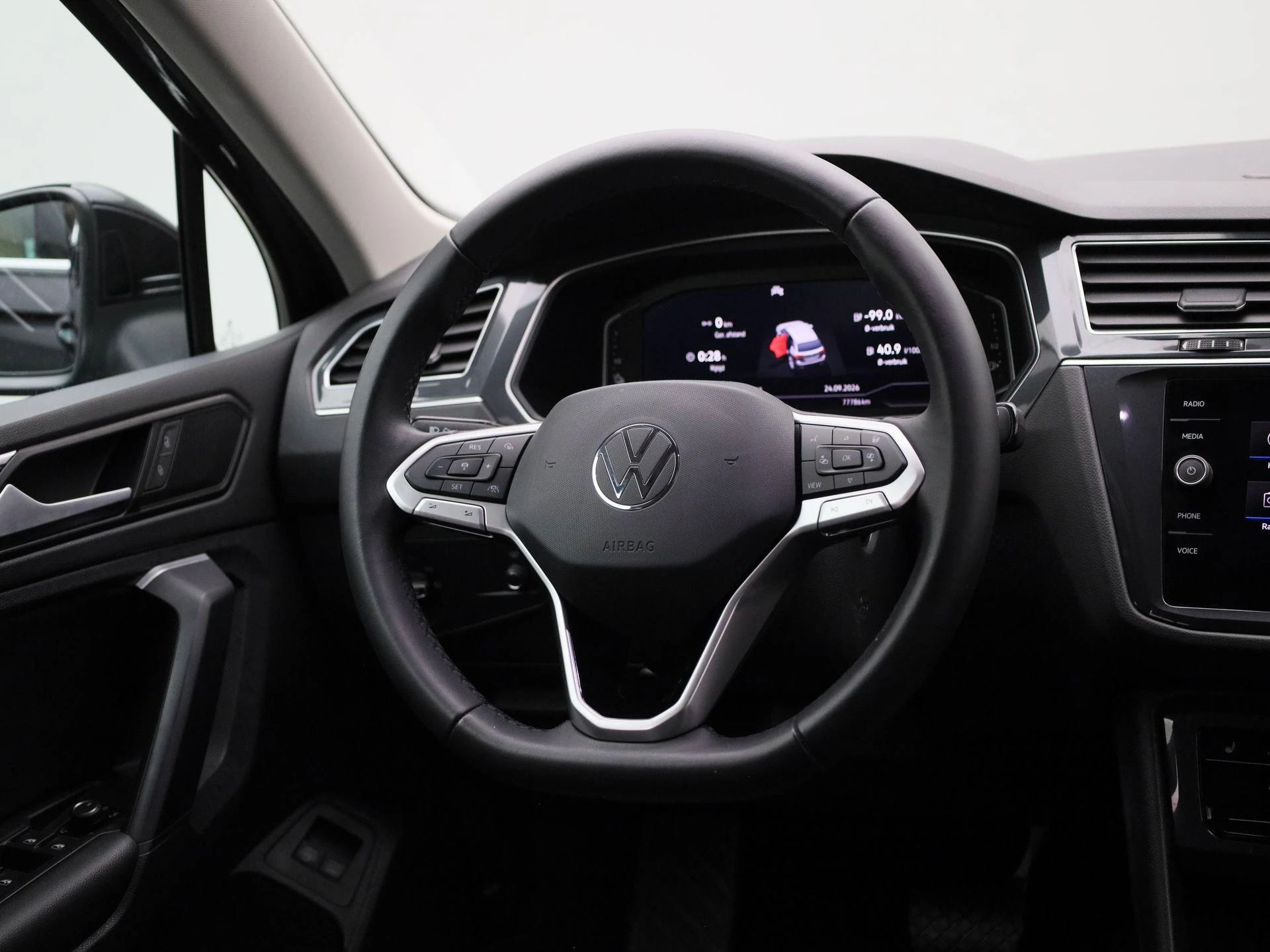 Volkswagen-Tiguan-image-8