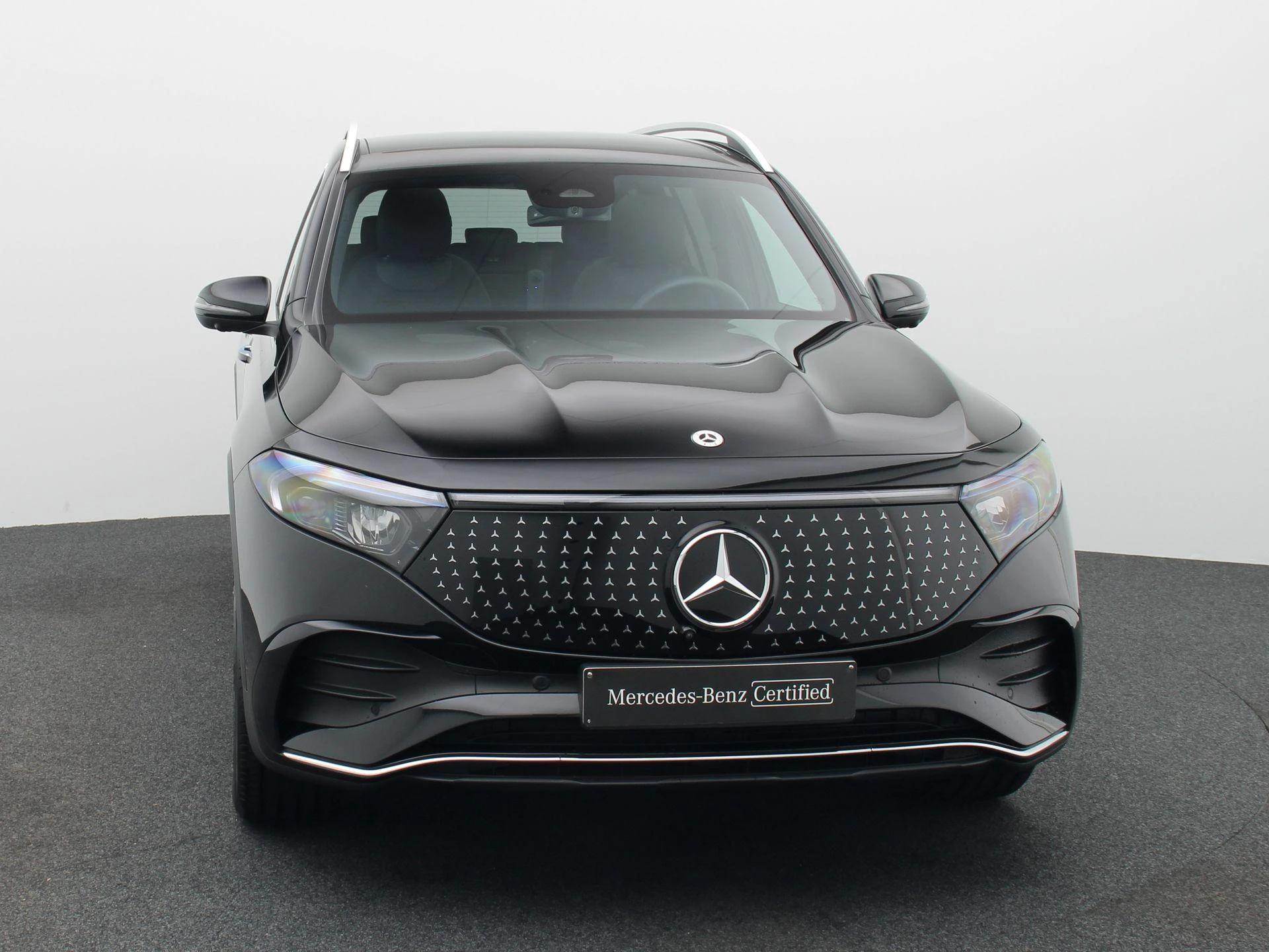 Mercedes-Benz-EQB-image-2