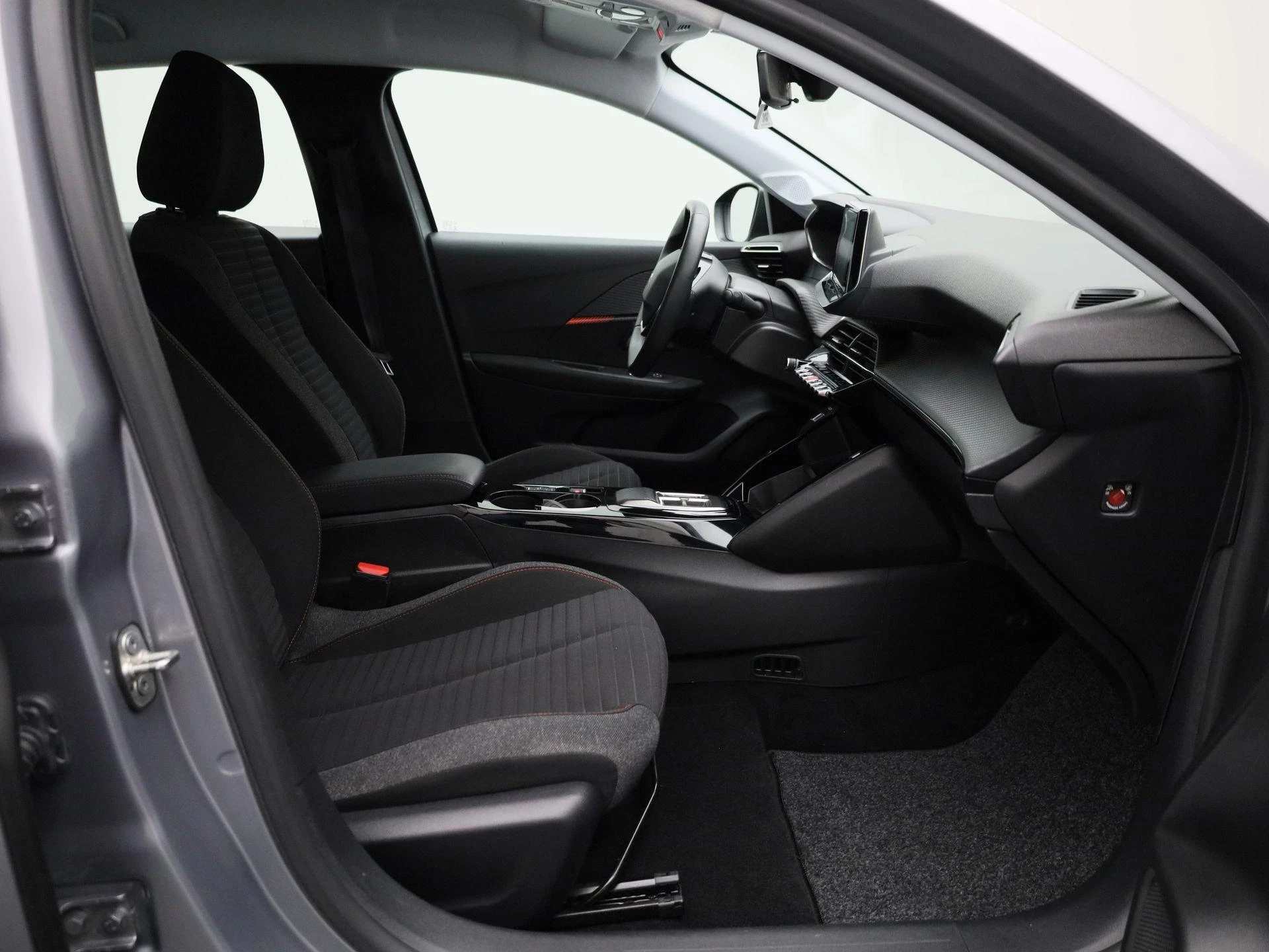 Peugeot-e-208-image-30
