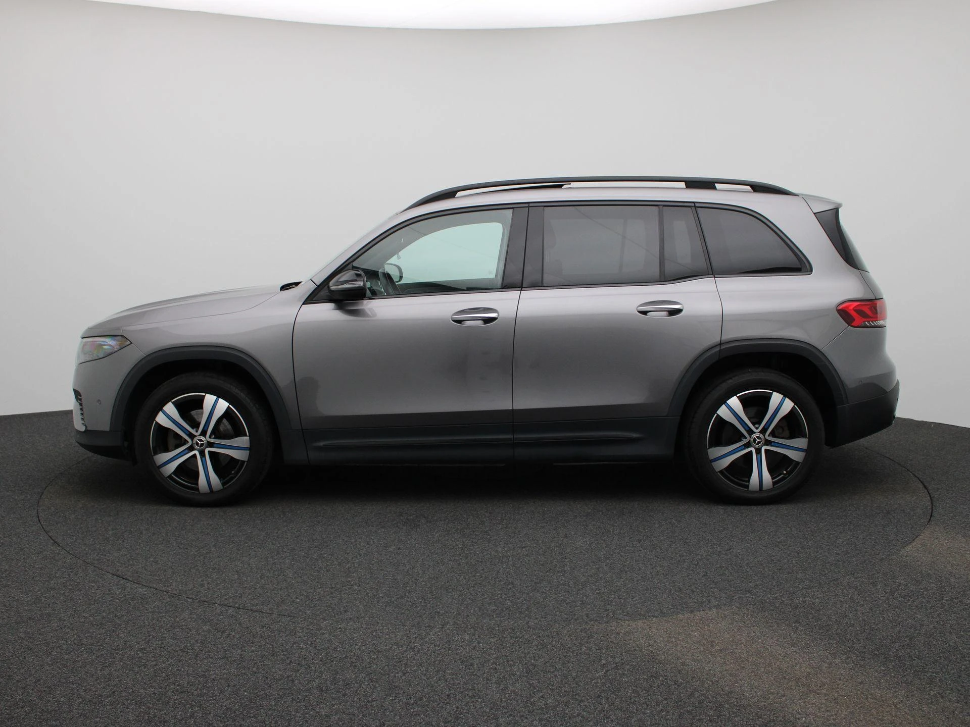 Mercedes-Benz-EQB-image-3