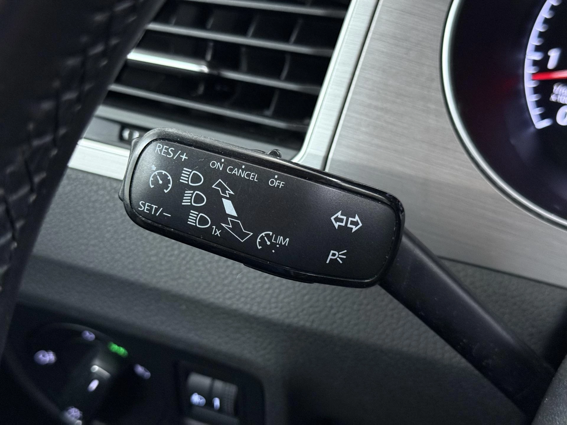 Volkswagen-Golf Sportsvan-image-15