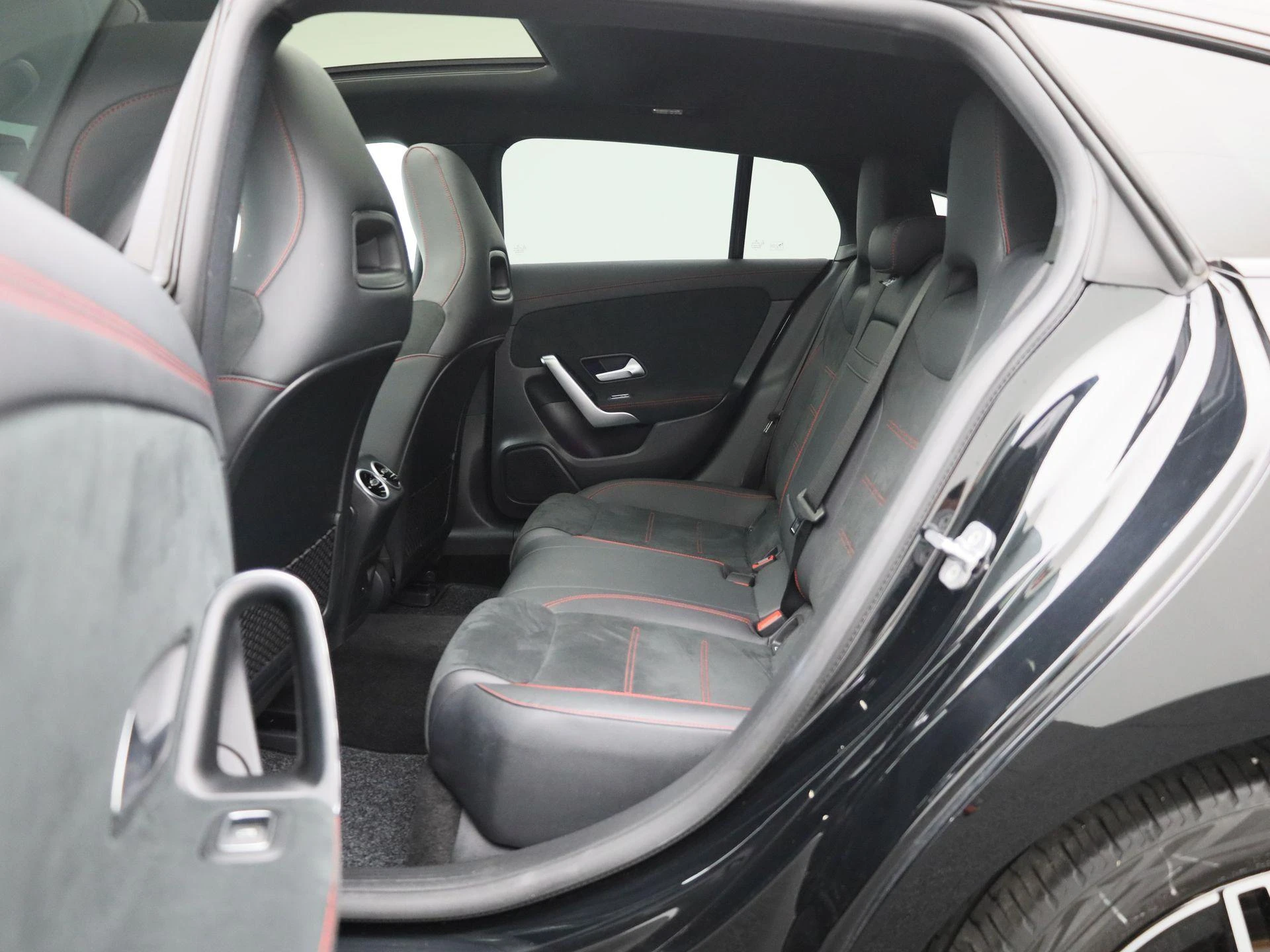 Mercedes-Benz-CLA-image-11