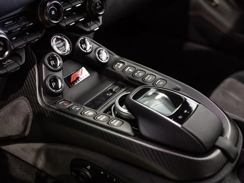 Aston Martin-V8 Vantage-image-29