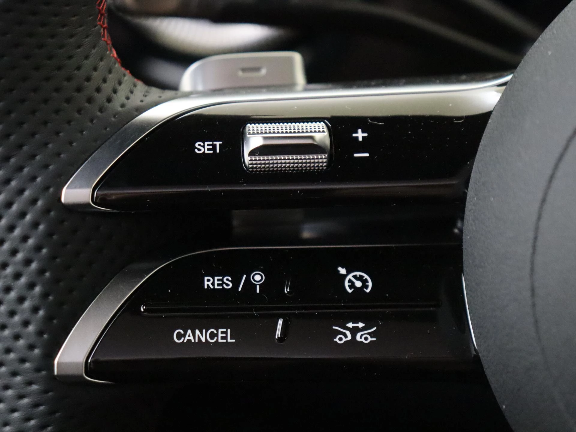 Mercedes-Benz-GLB-image-12