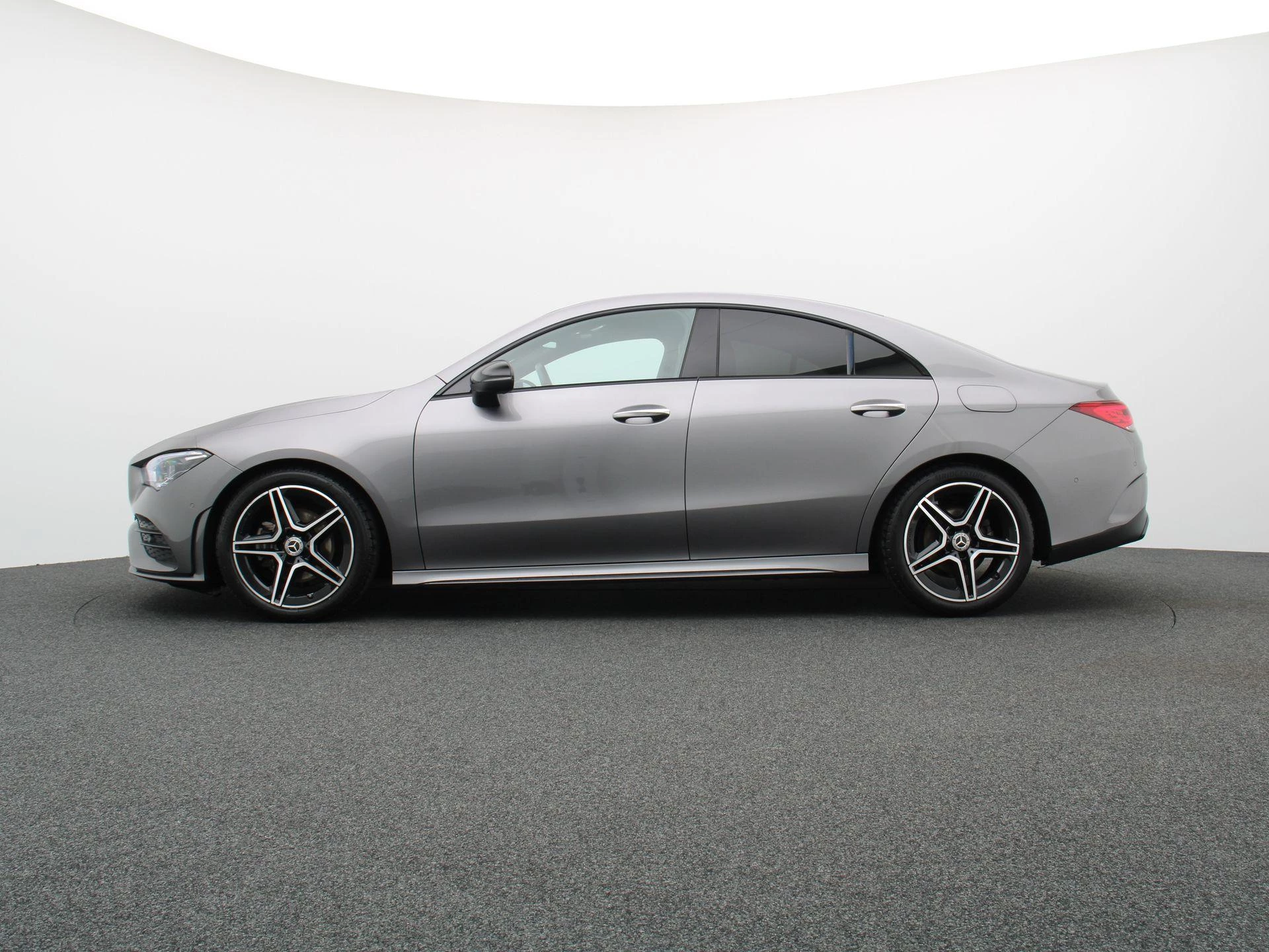 Mercedes-Benz CLA 180 AMG Line + PANORAMISCH DAK + MULTIBEAM LED +