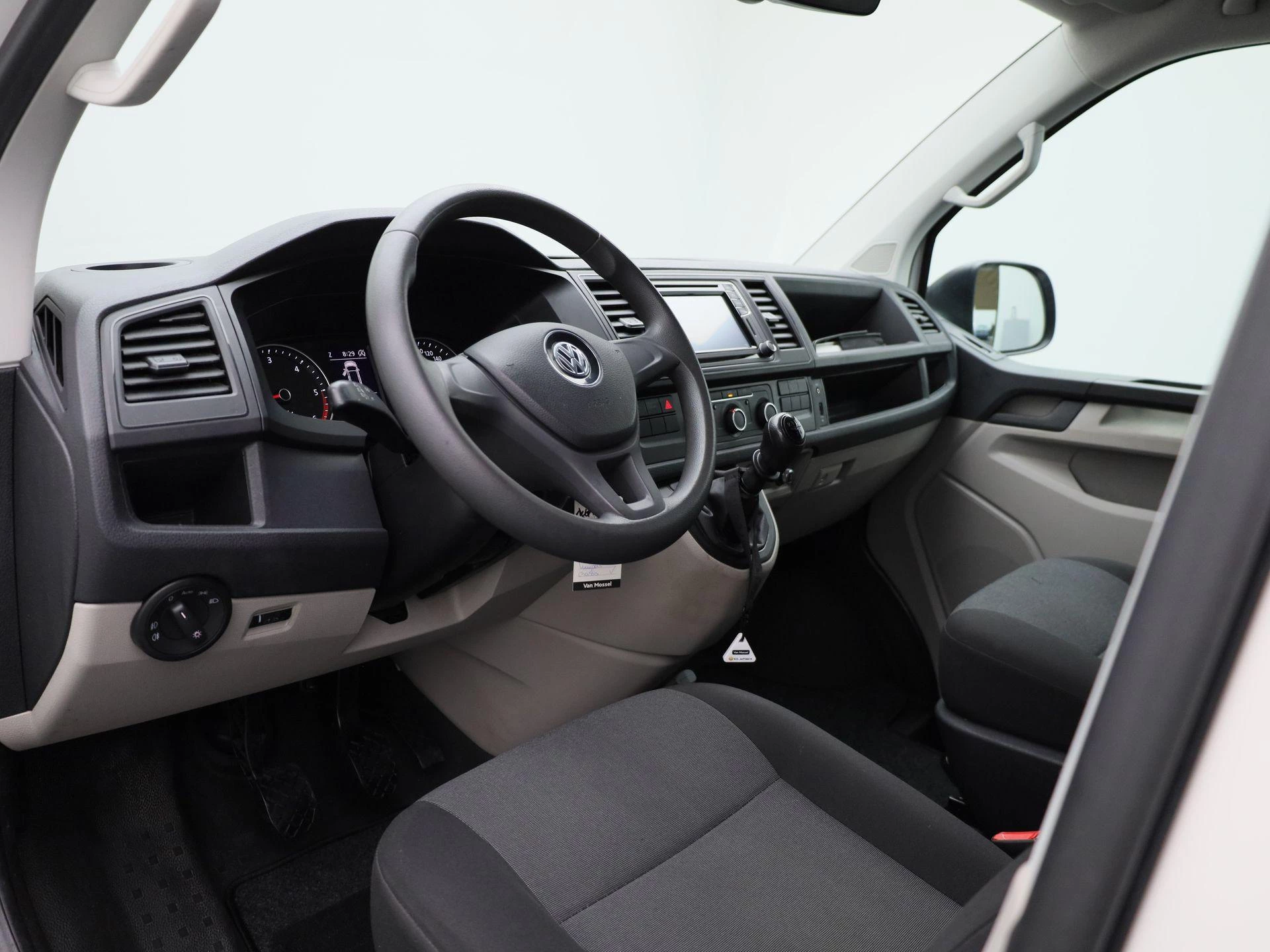 Volkswagen-Transporter-image-31