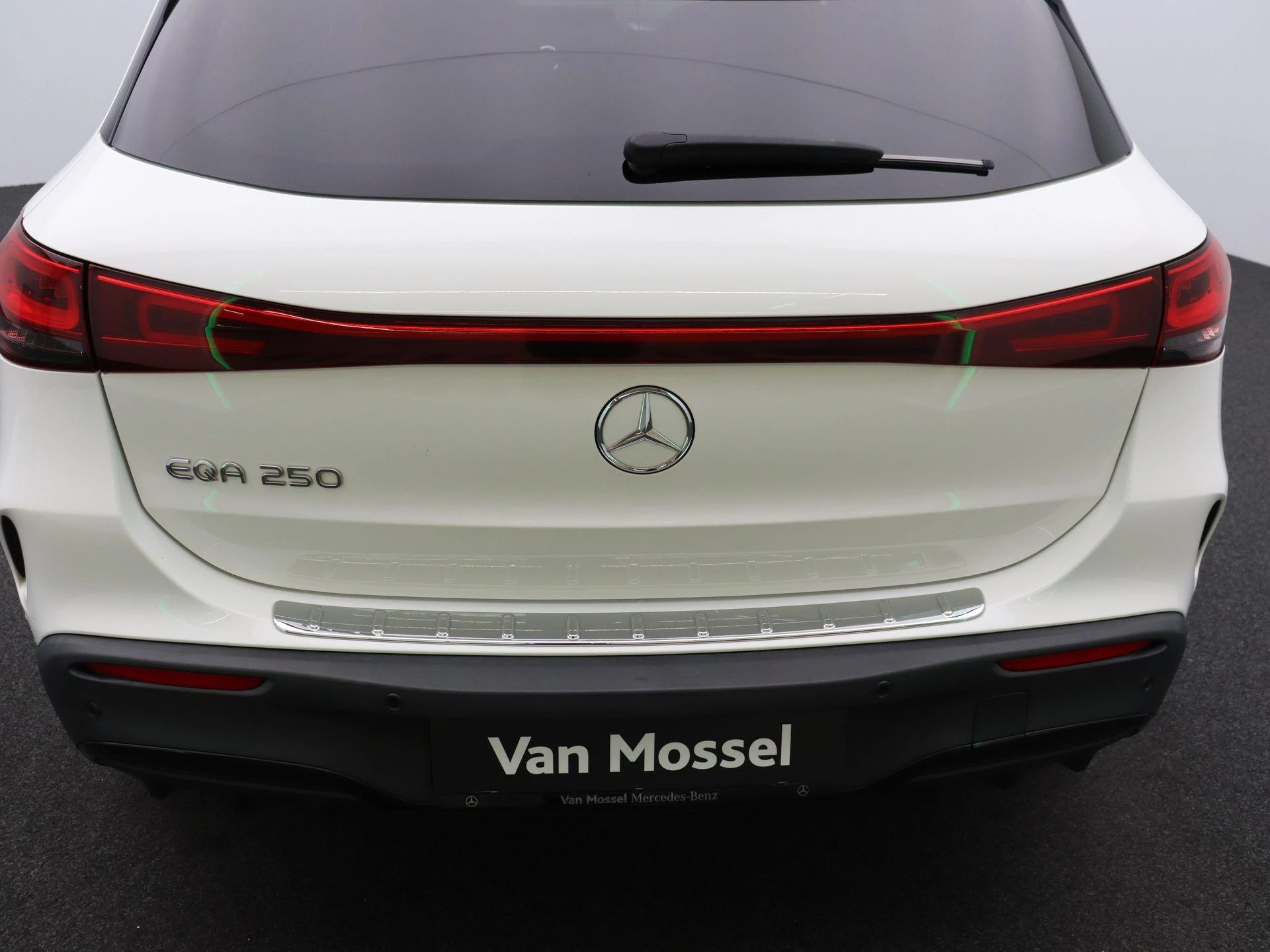 Mercedes-Benz EQA 250 AMG Line + PANORAMISCH DAK + CARPLAY + SURROUND VIEW CAMERA