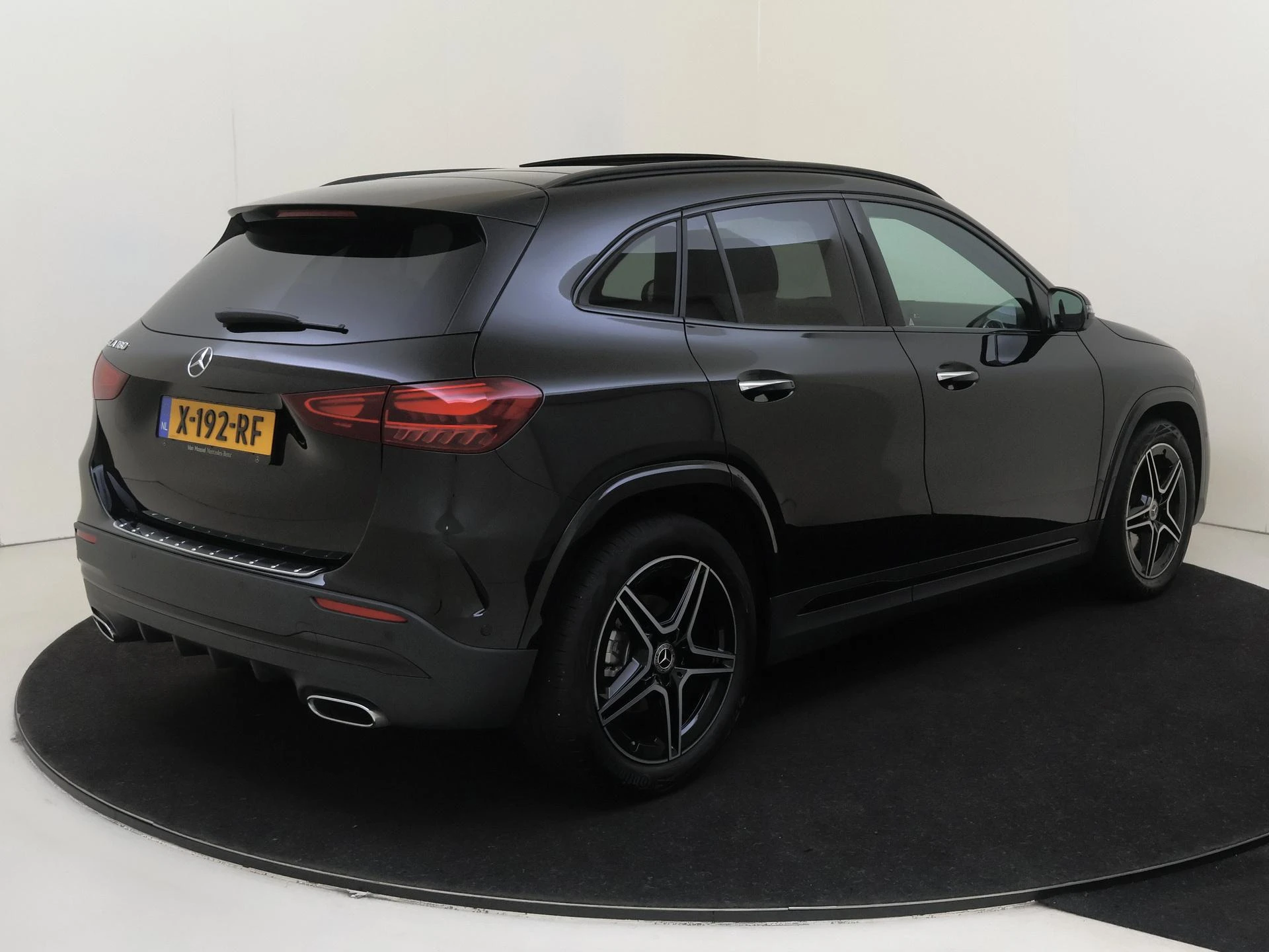 Mercedes-Benz-GLA-image-1