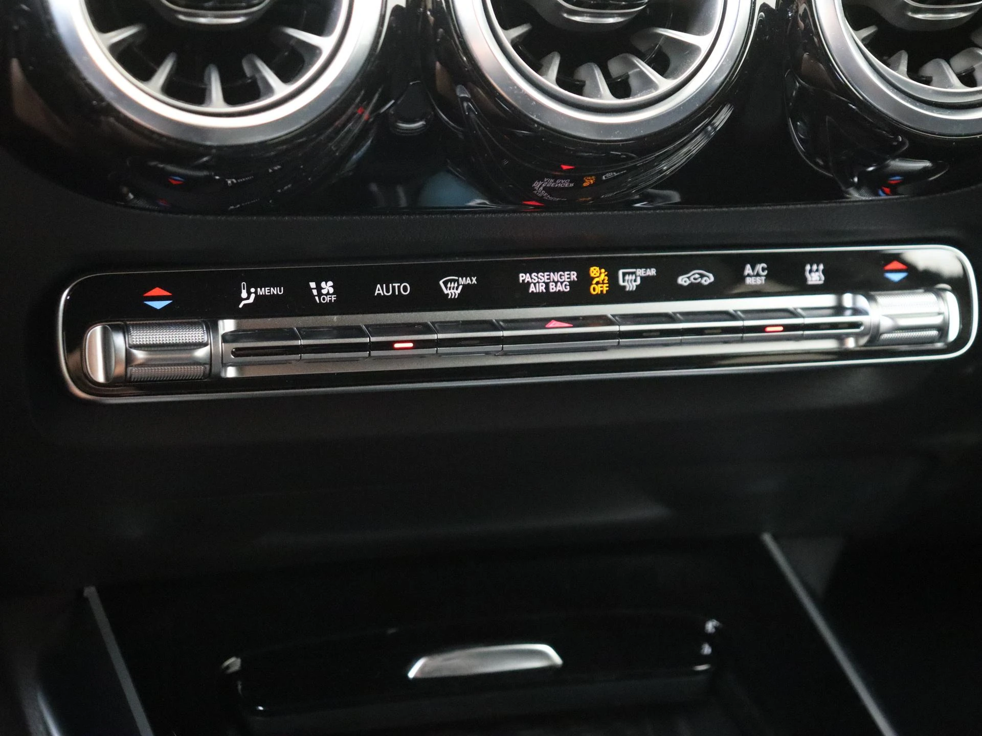 Mercedes-Benz-GLA-image-19