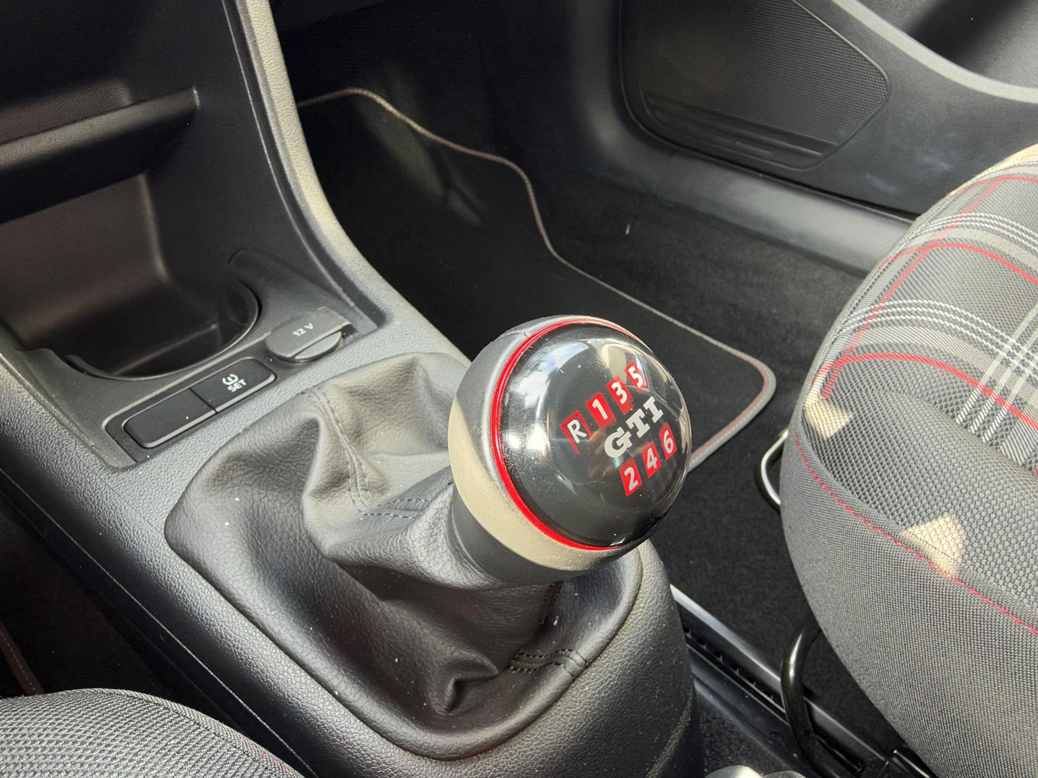 Volkswagen-up!-image-9