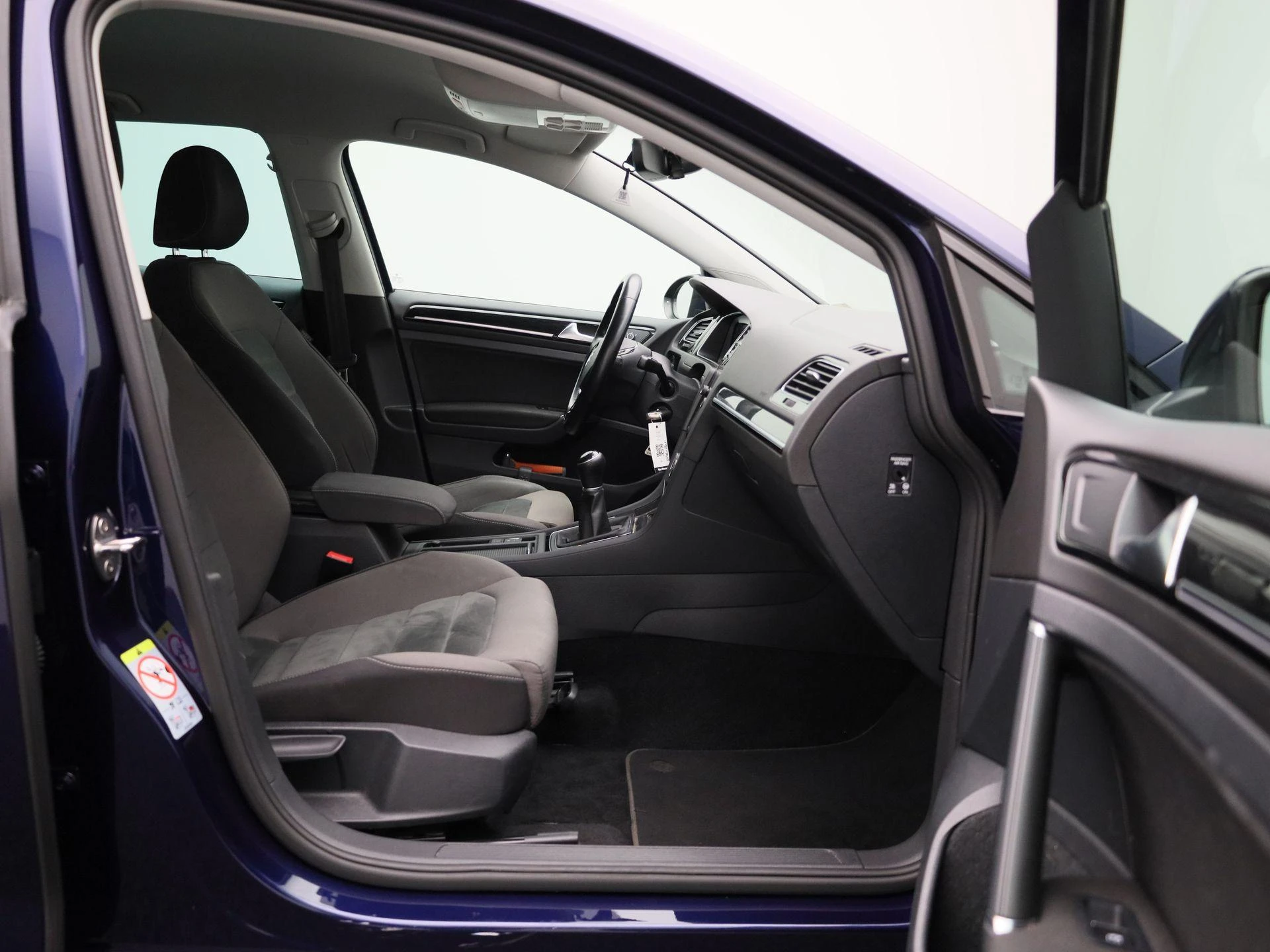 Volkswagen-Golf-image-33