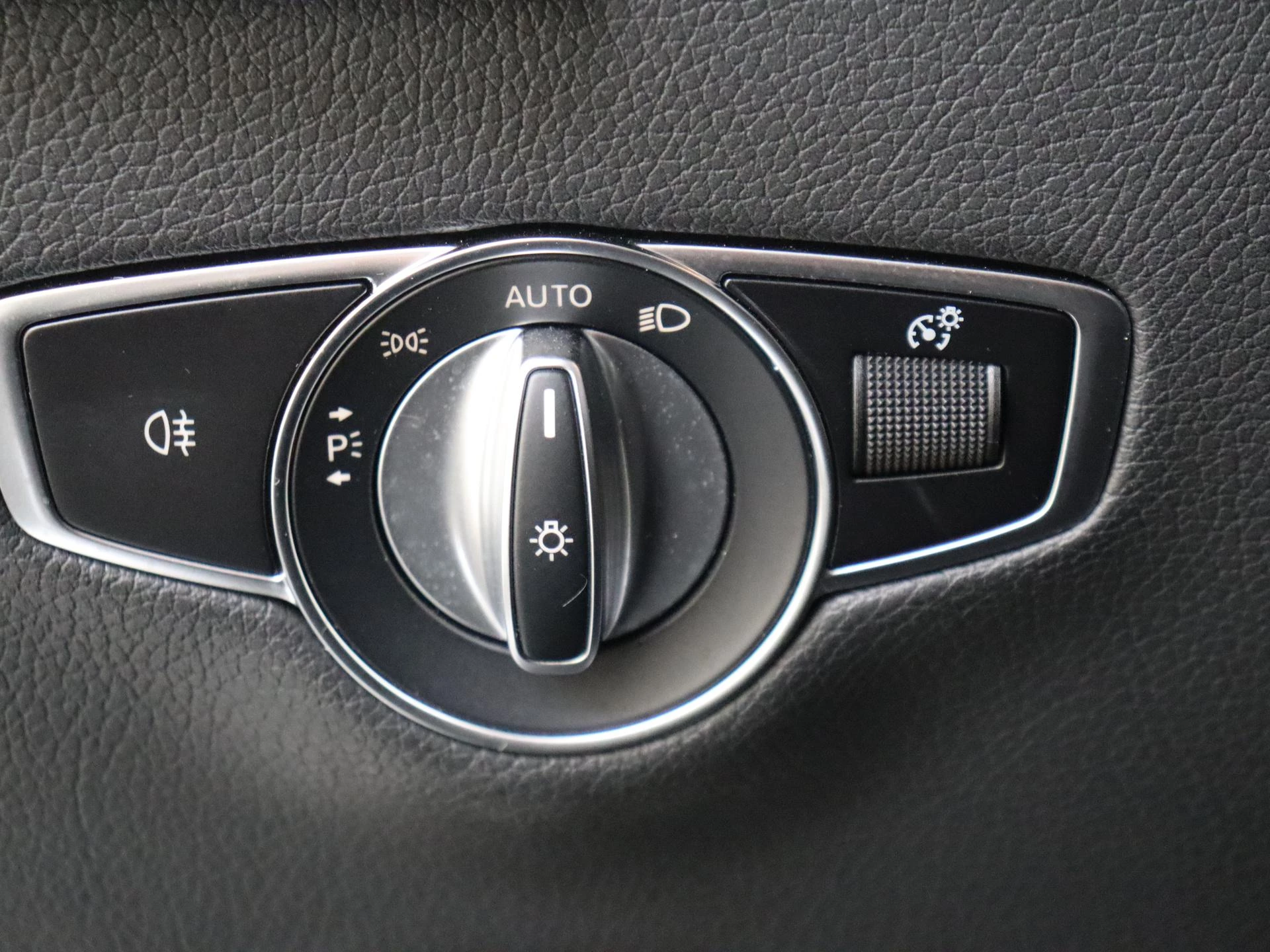 Mercedes-Benz-EQC-image-24