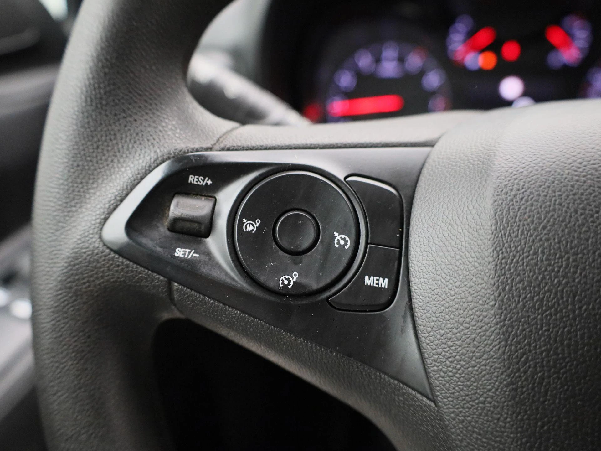 Opel-Combo Life-image-16