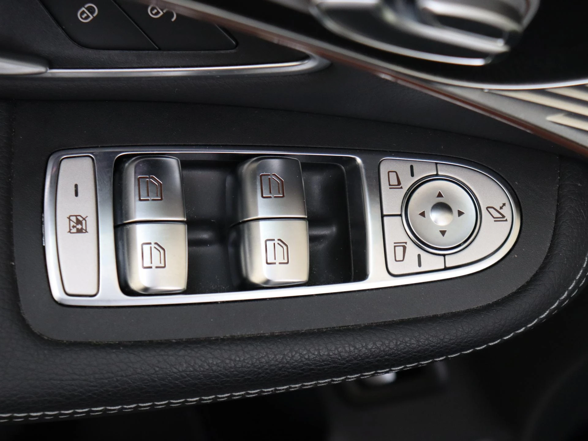 Mercedes-Benz-EQC-image-26