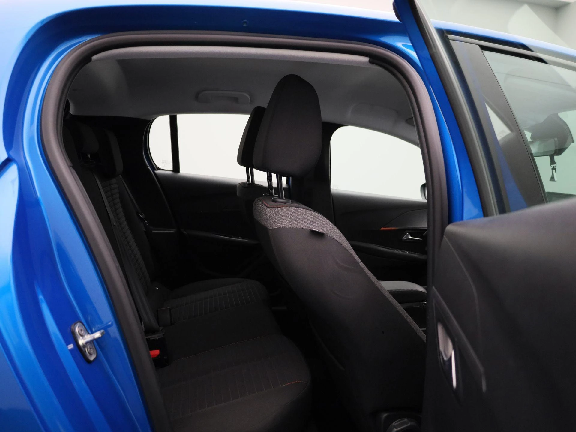 Peugeot-e-208-image-34
