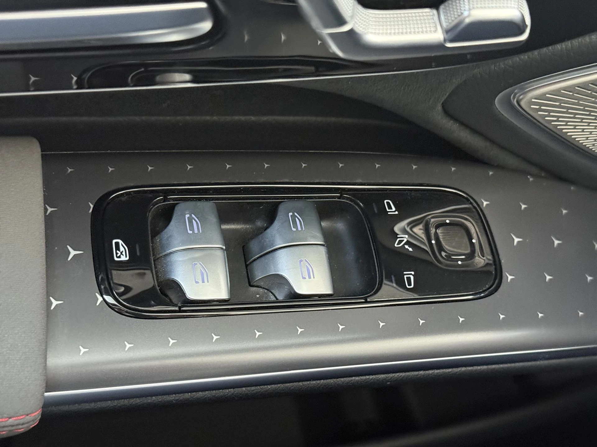 Mercedes-Benz-EQS-image-27