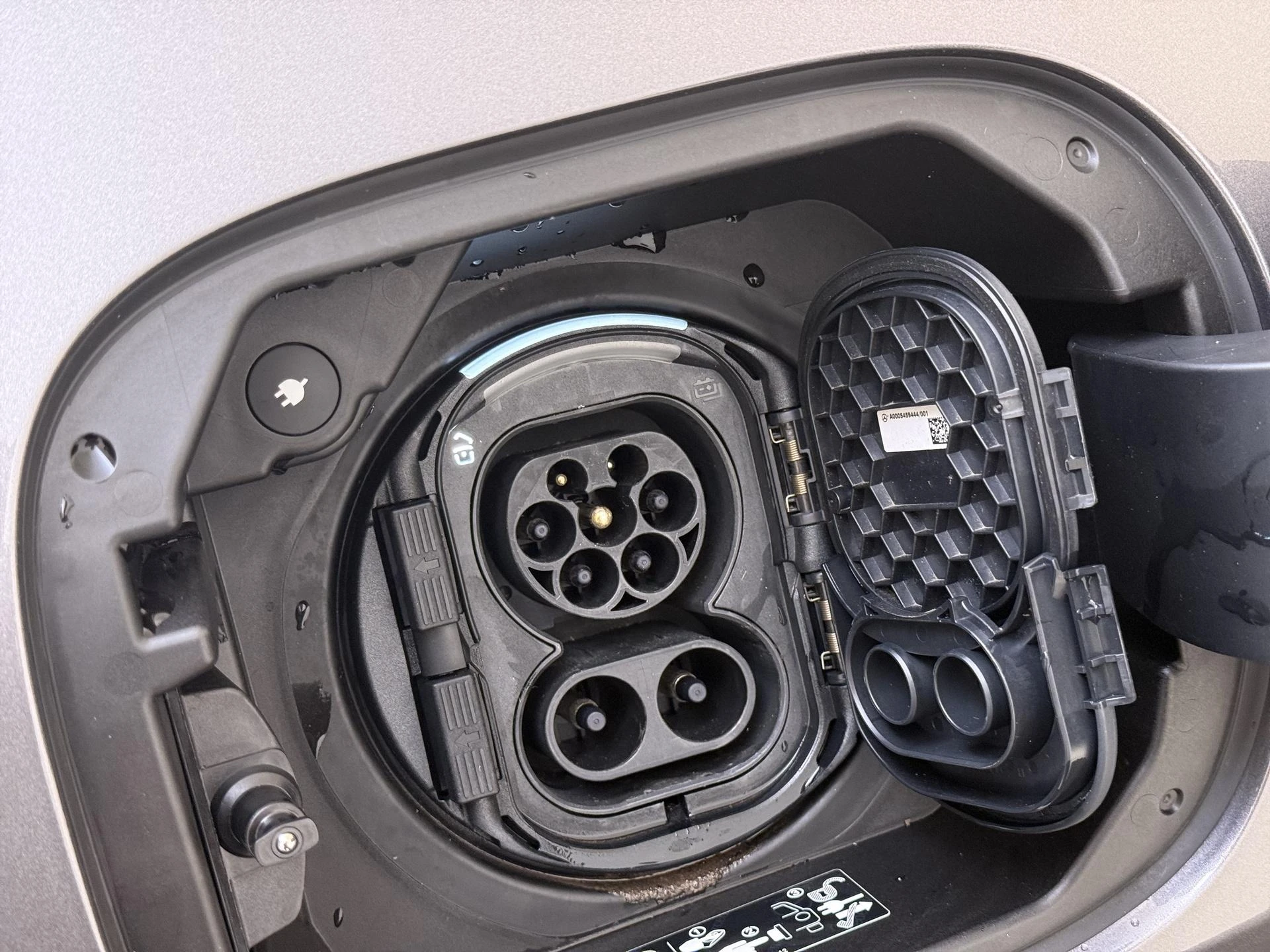Mercedes-Benz-EQA-image-29