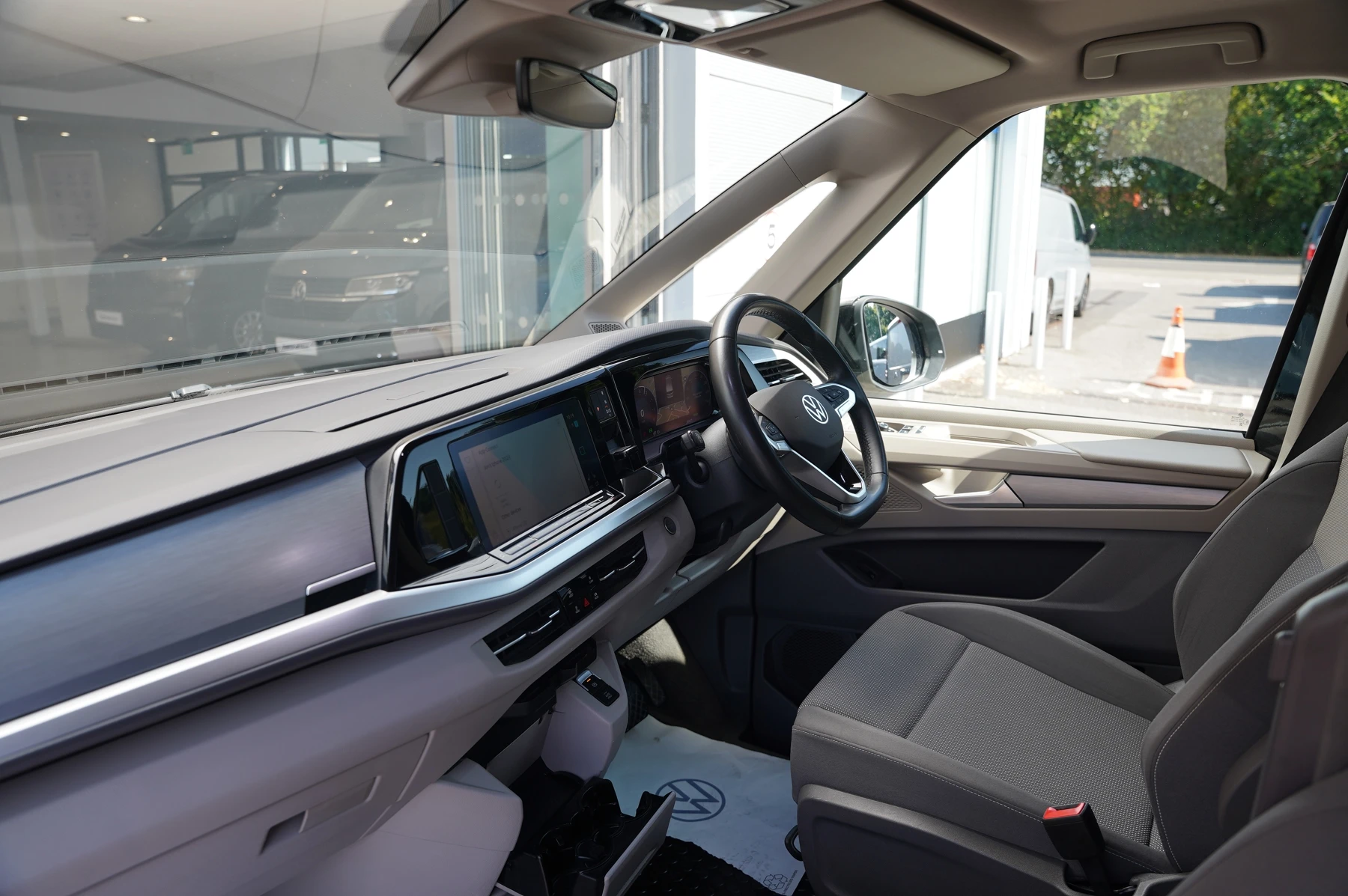 Volkswagen-Multivan-image-1