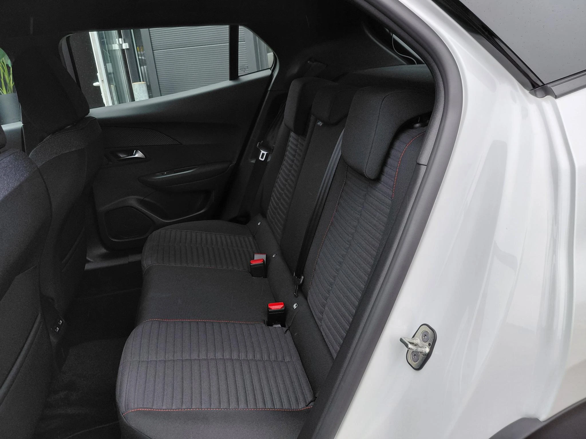 Peugeot-e-2008-image-11