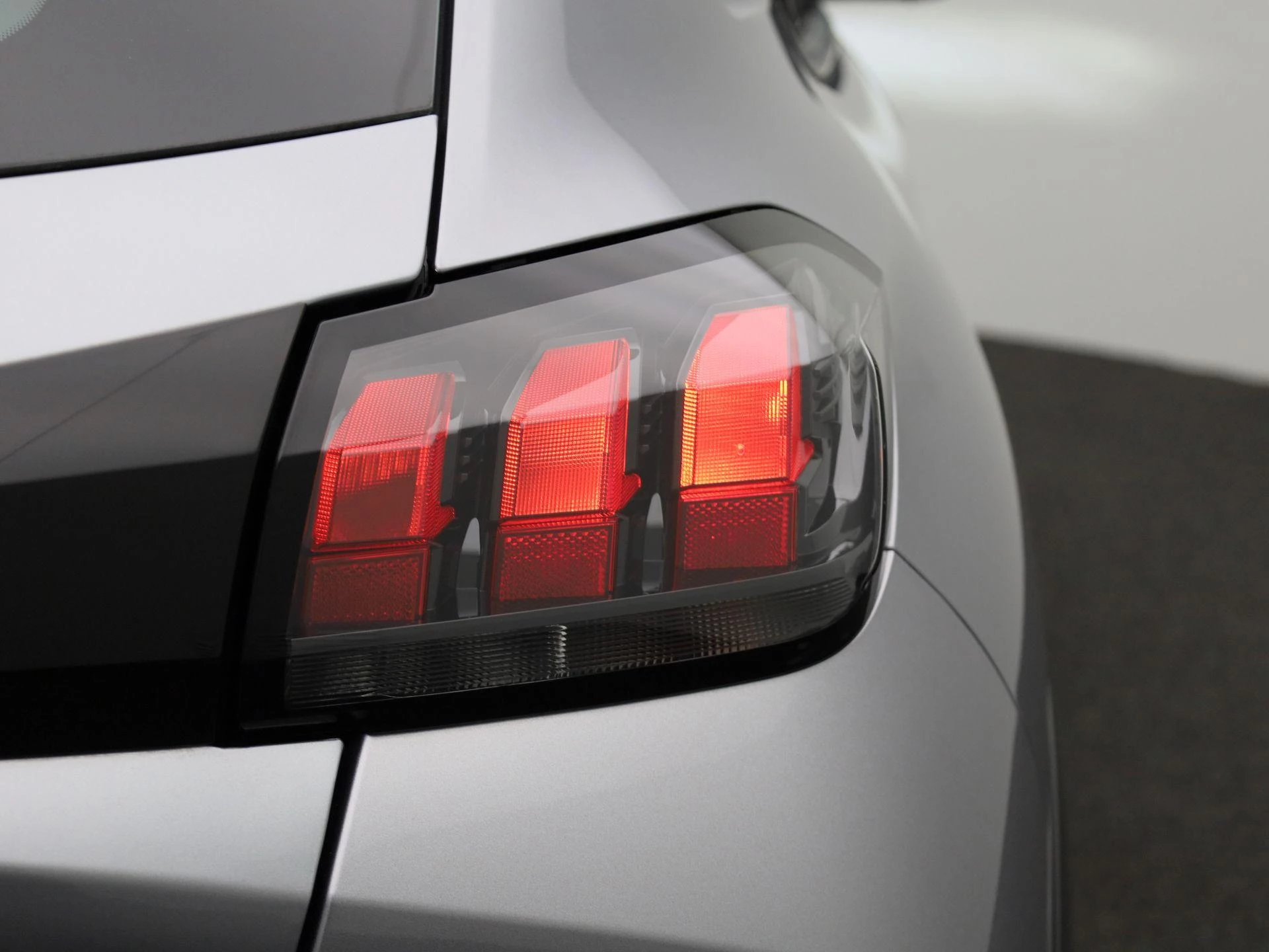 Peugeot-e-208-image-38