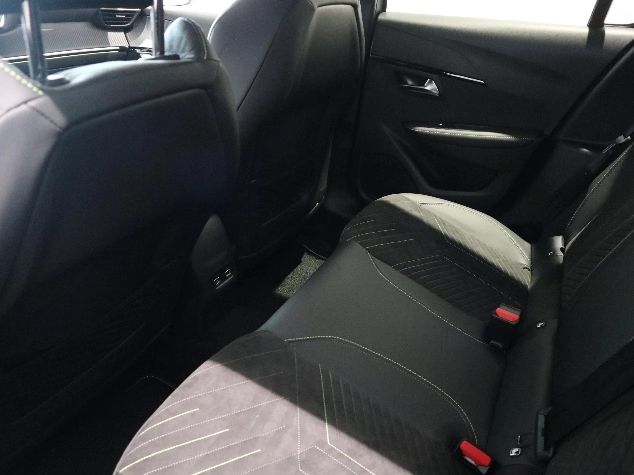 Peugeot-e-208-image-9