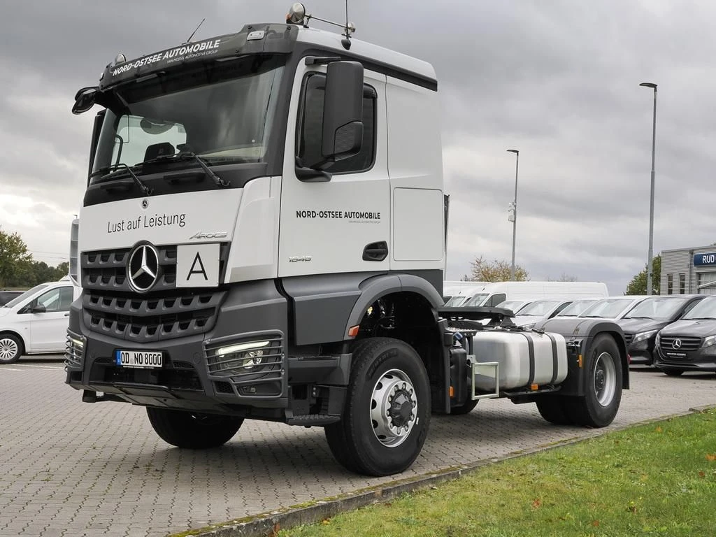 Mercedes-Benz--image-7