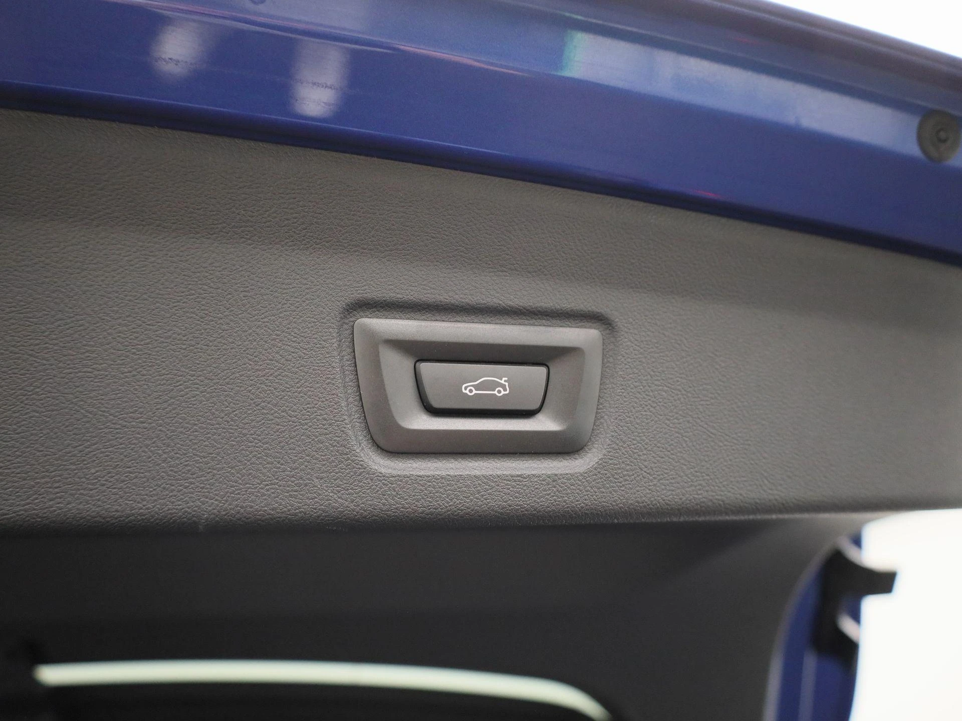 BMW-i4-image-13