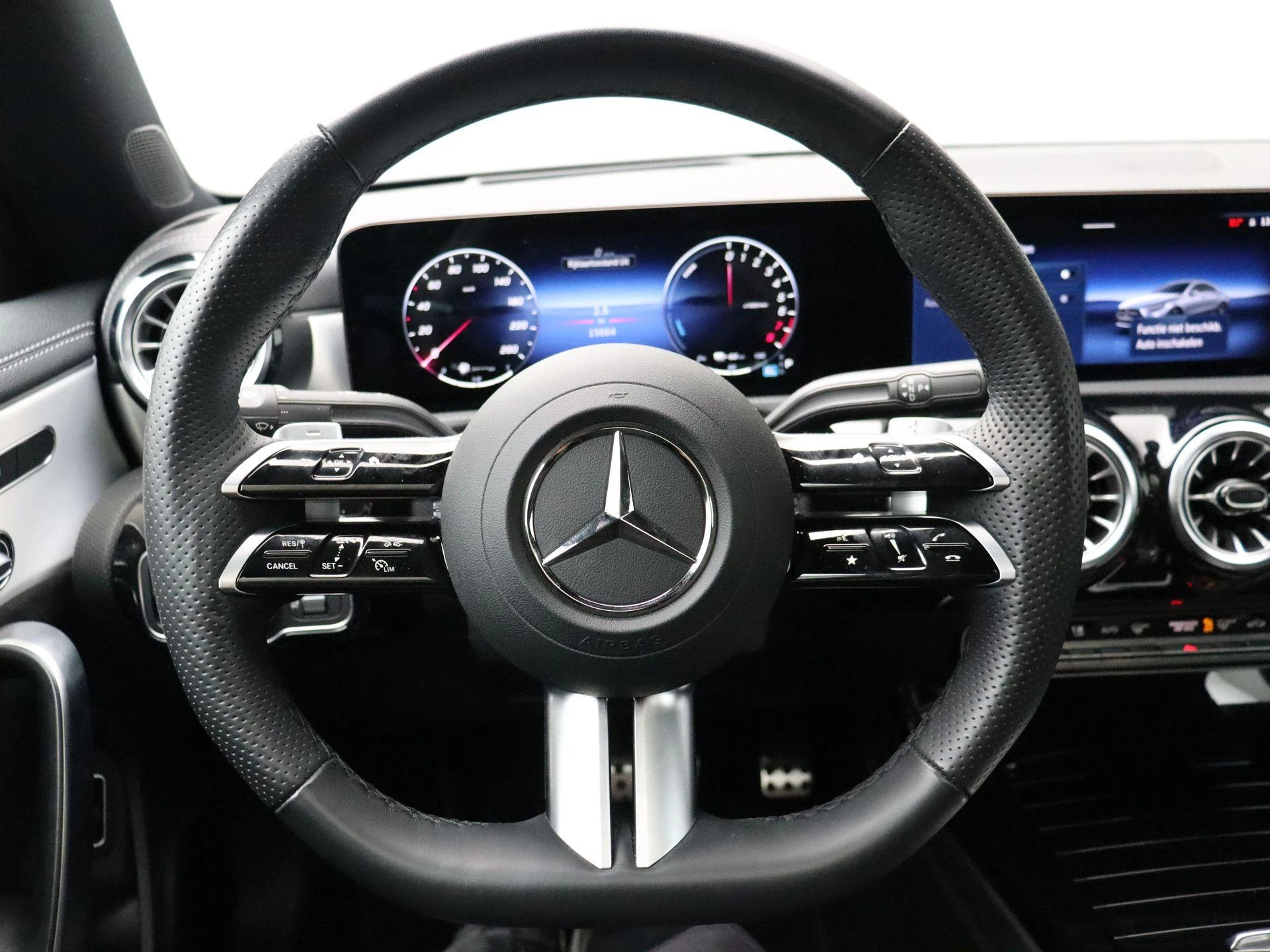 Mercedes-Benz-CLA-image-15