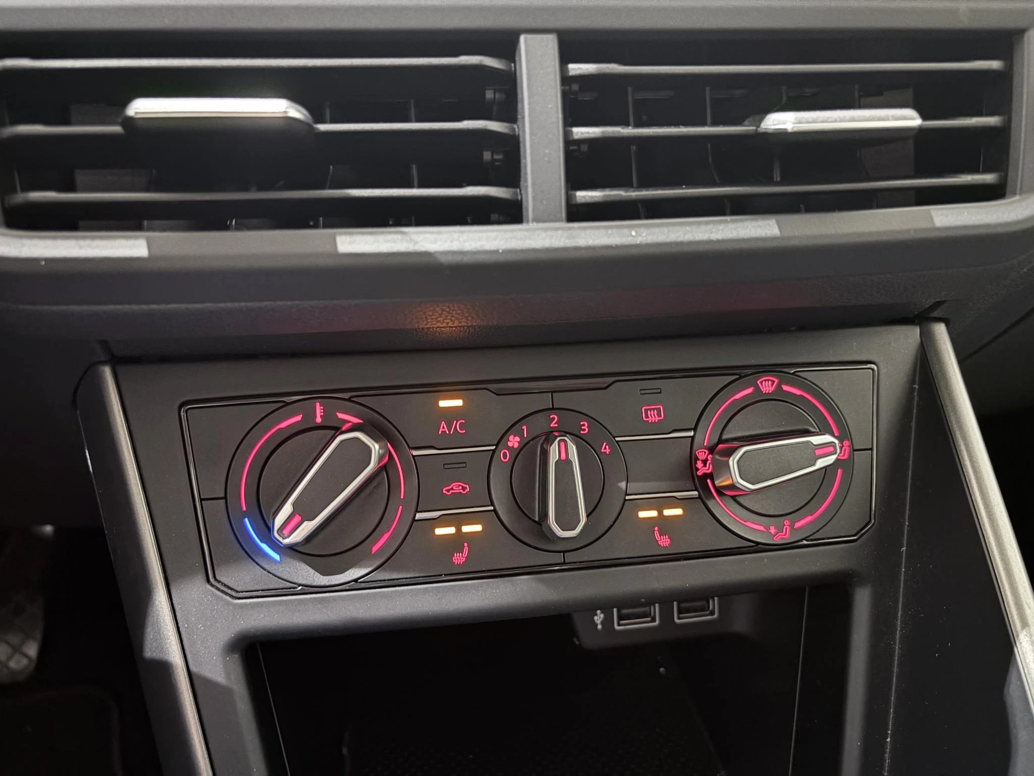 Volkswagen-Polo-image-24