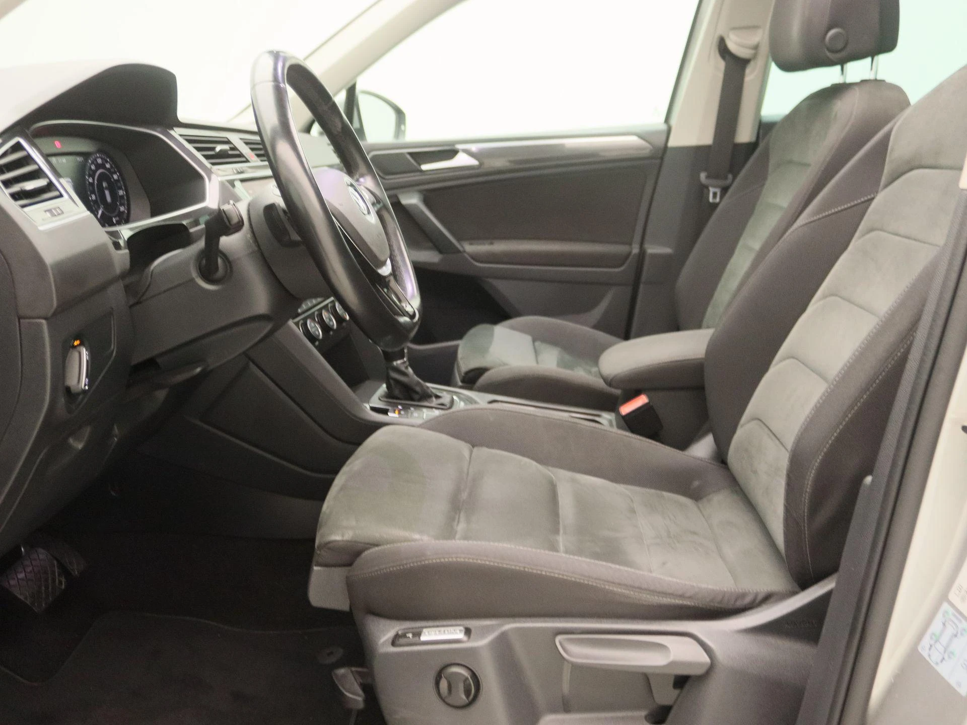 Volkswagen-Tiguan-image-12
