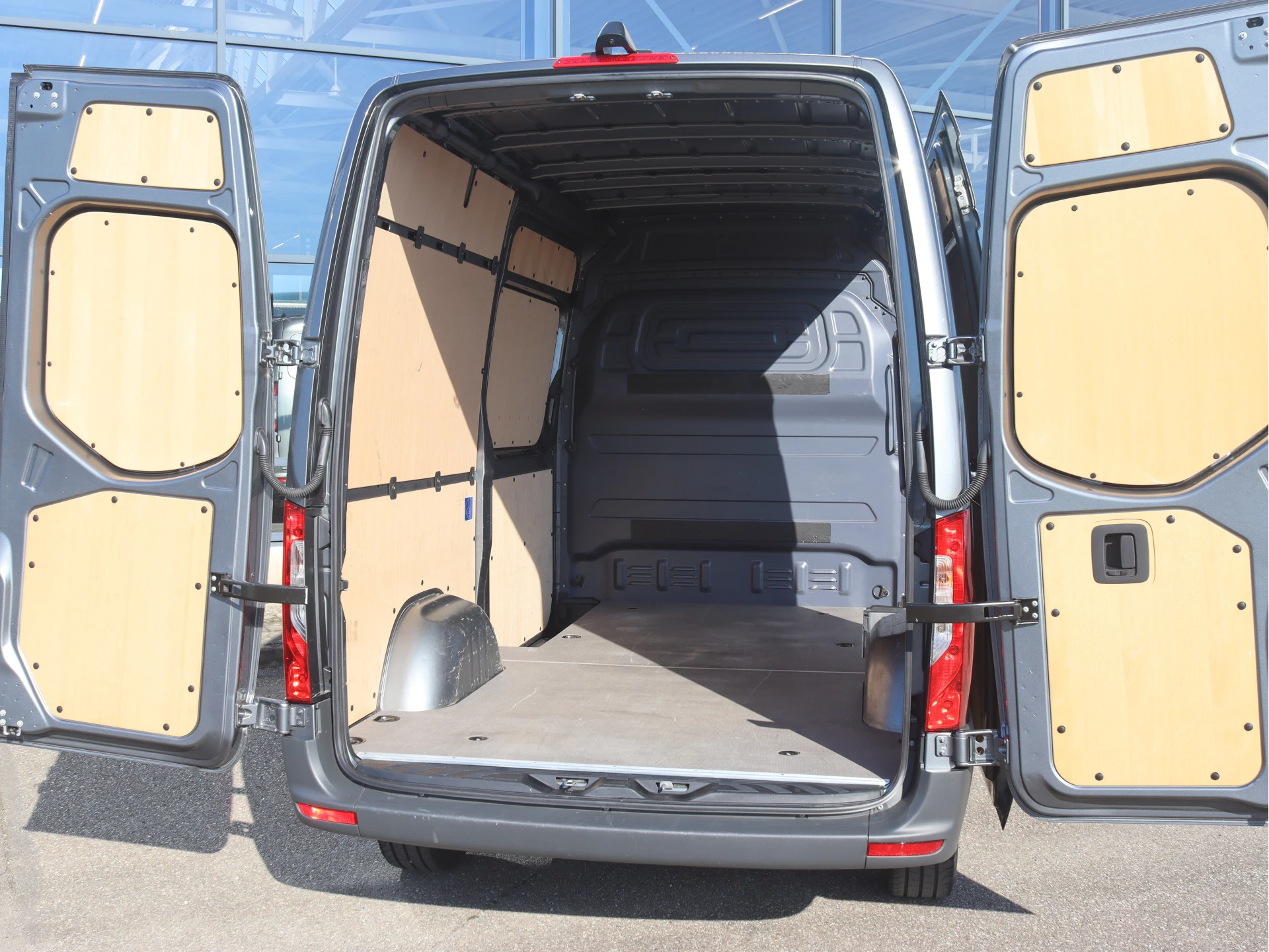 Mercedes-Benz-Sprinter-image-2