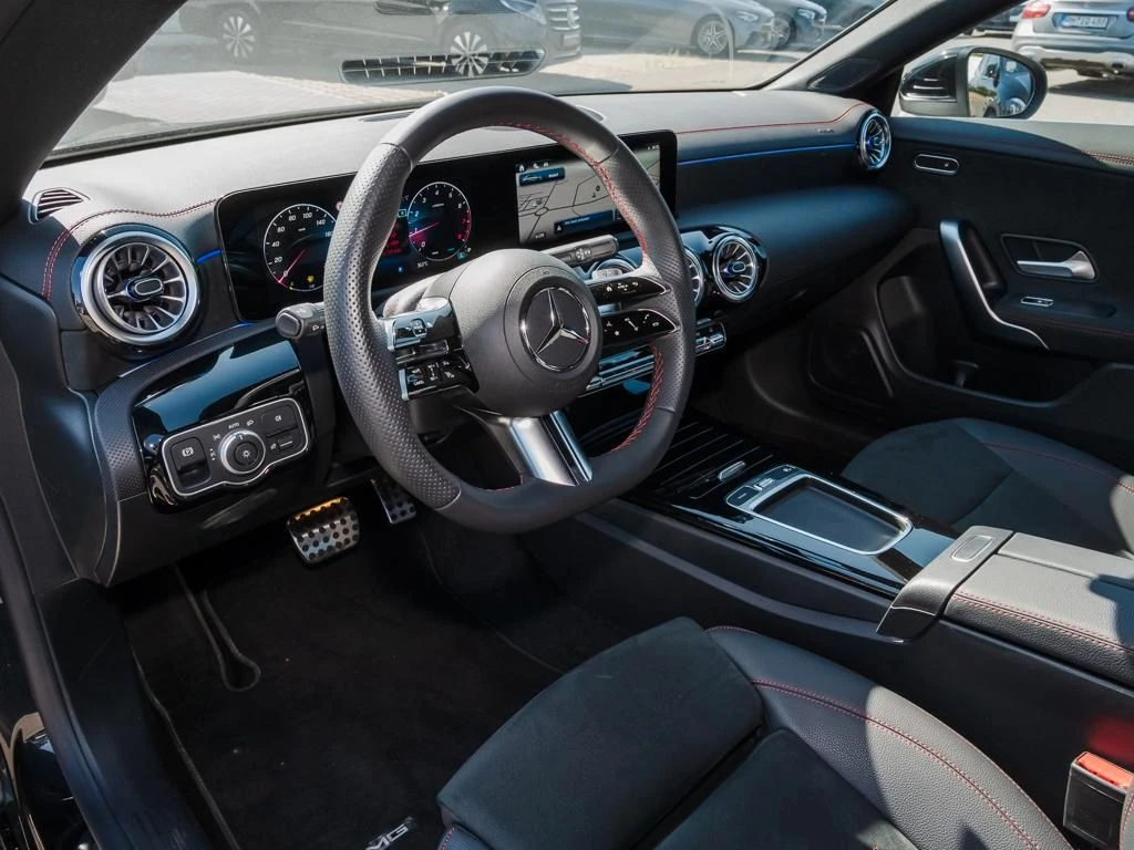 Mercedes-Benz-CLA 200-image-8