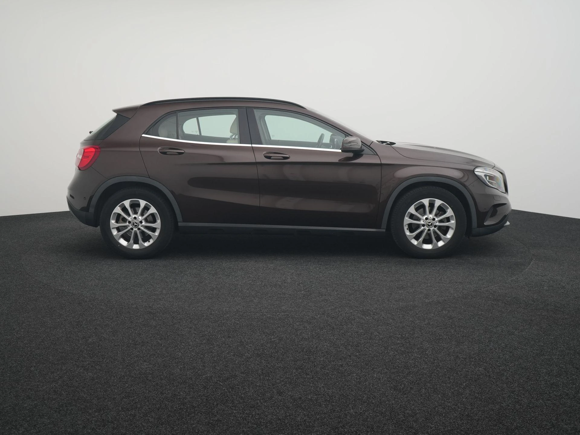 Mercedes-Benz-GLA-image-5
