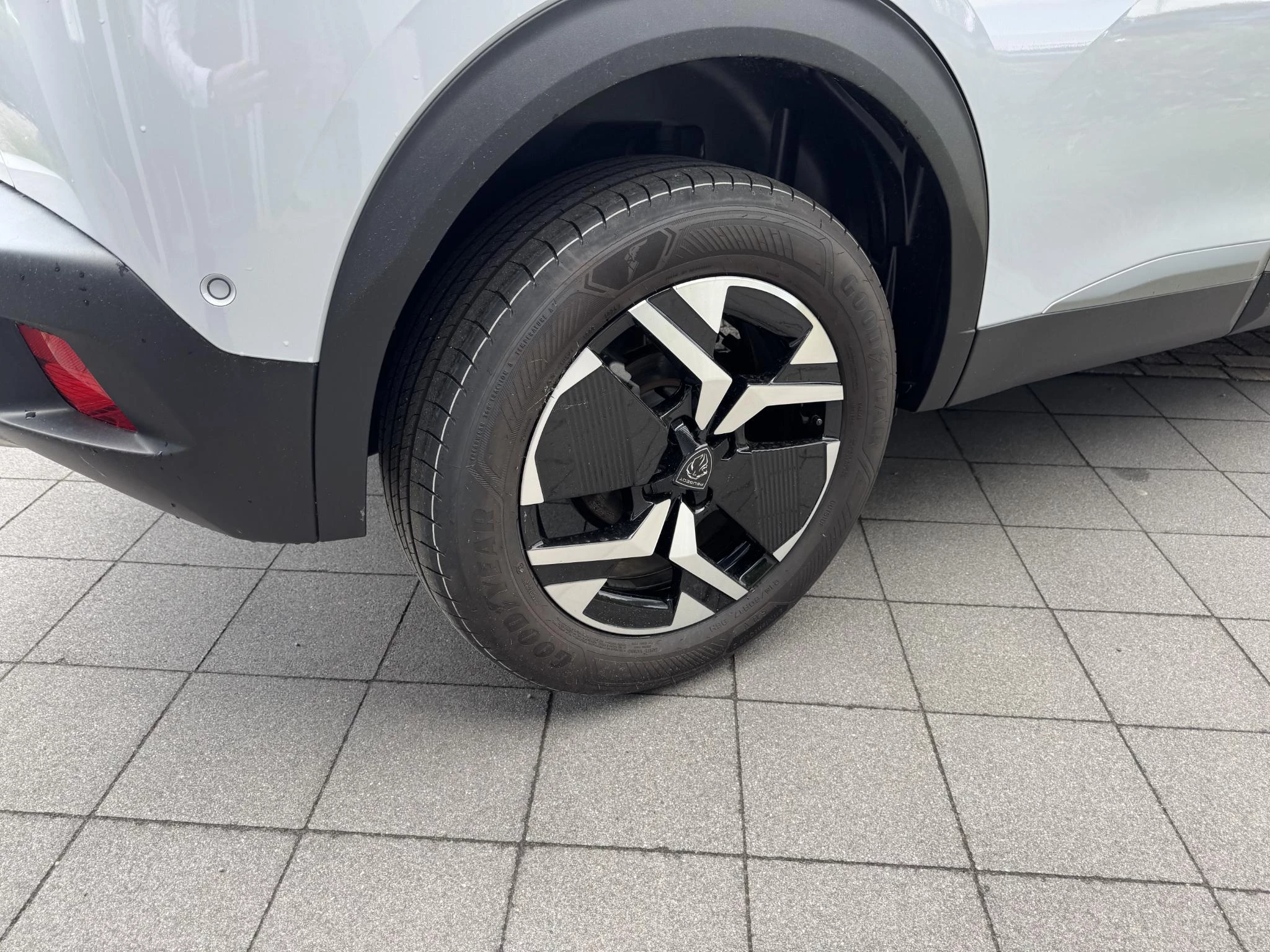 Peugeot 2008 1.2 Hybrid 145 Allure