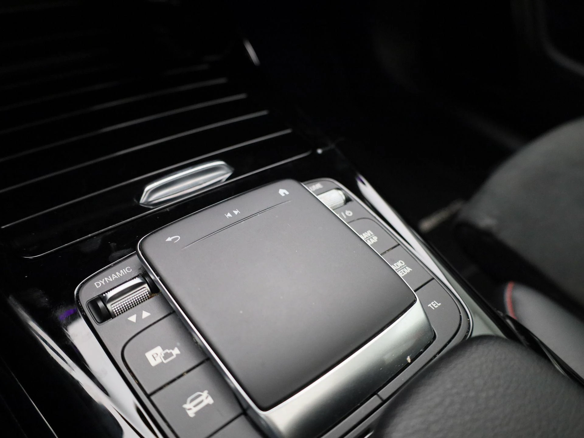Mercedes-Benz-CLA-image-30