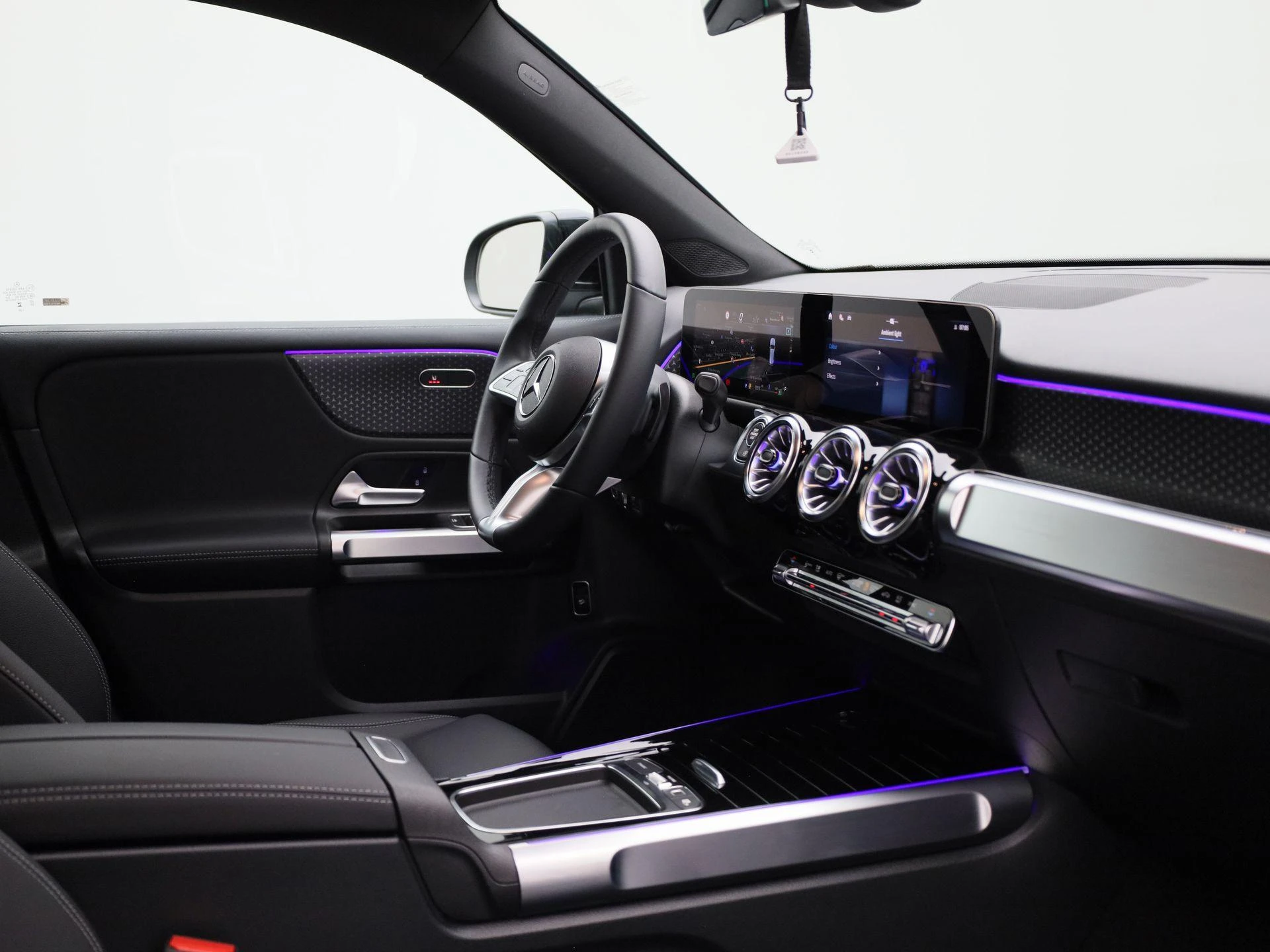Mercedes-Benz-GLB-image-38