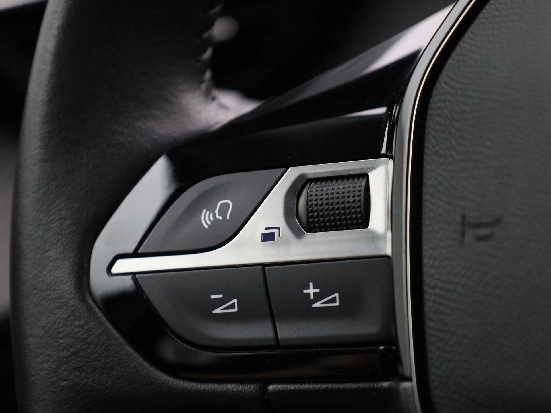 Peugeot-e-2008-image-18