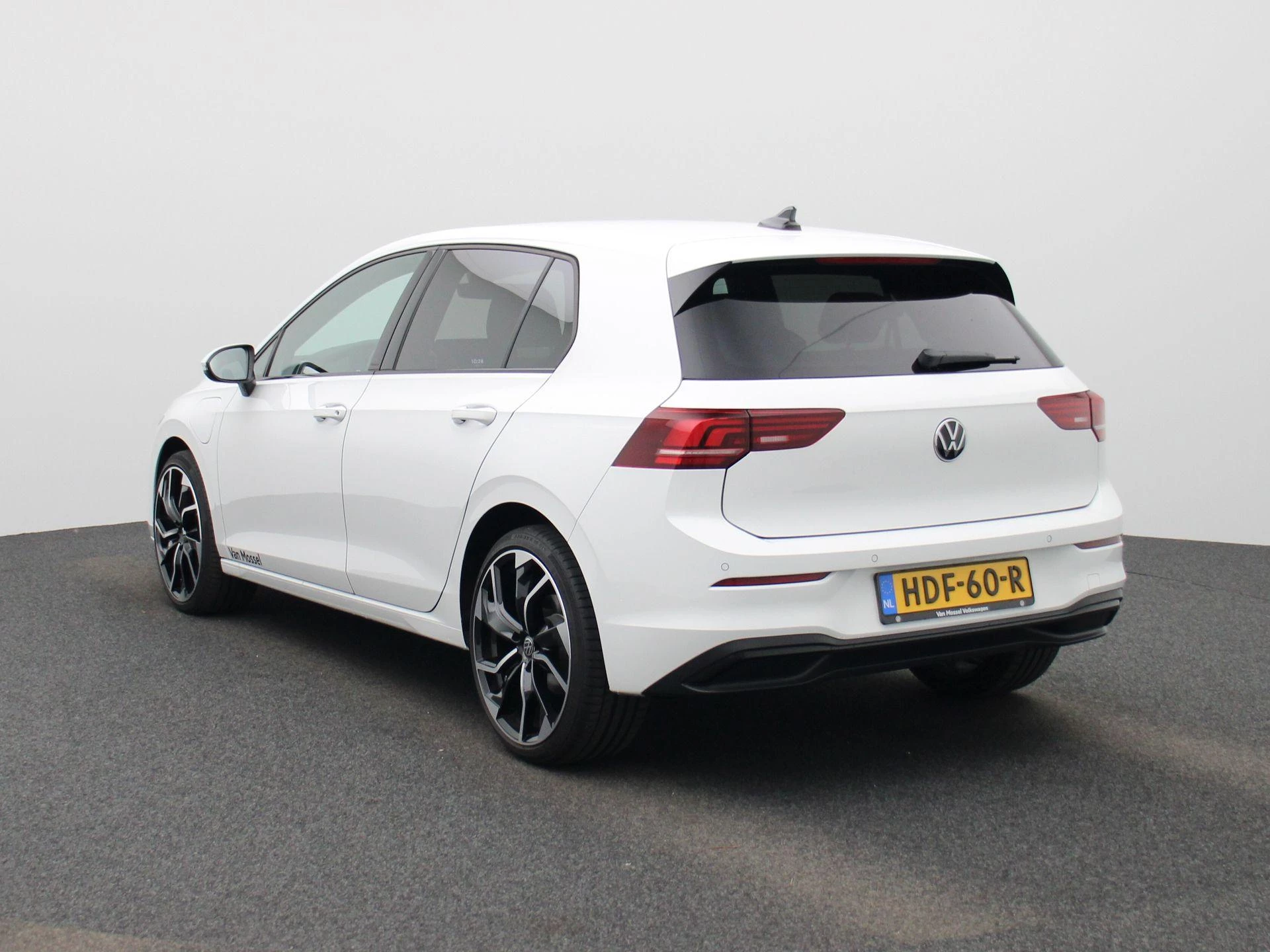 Volkswagen-Golf-image-1
