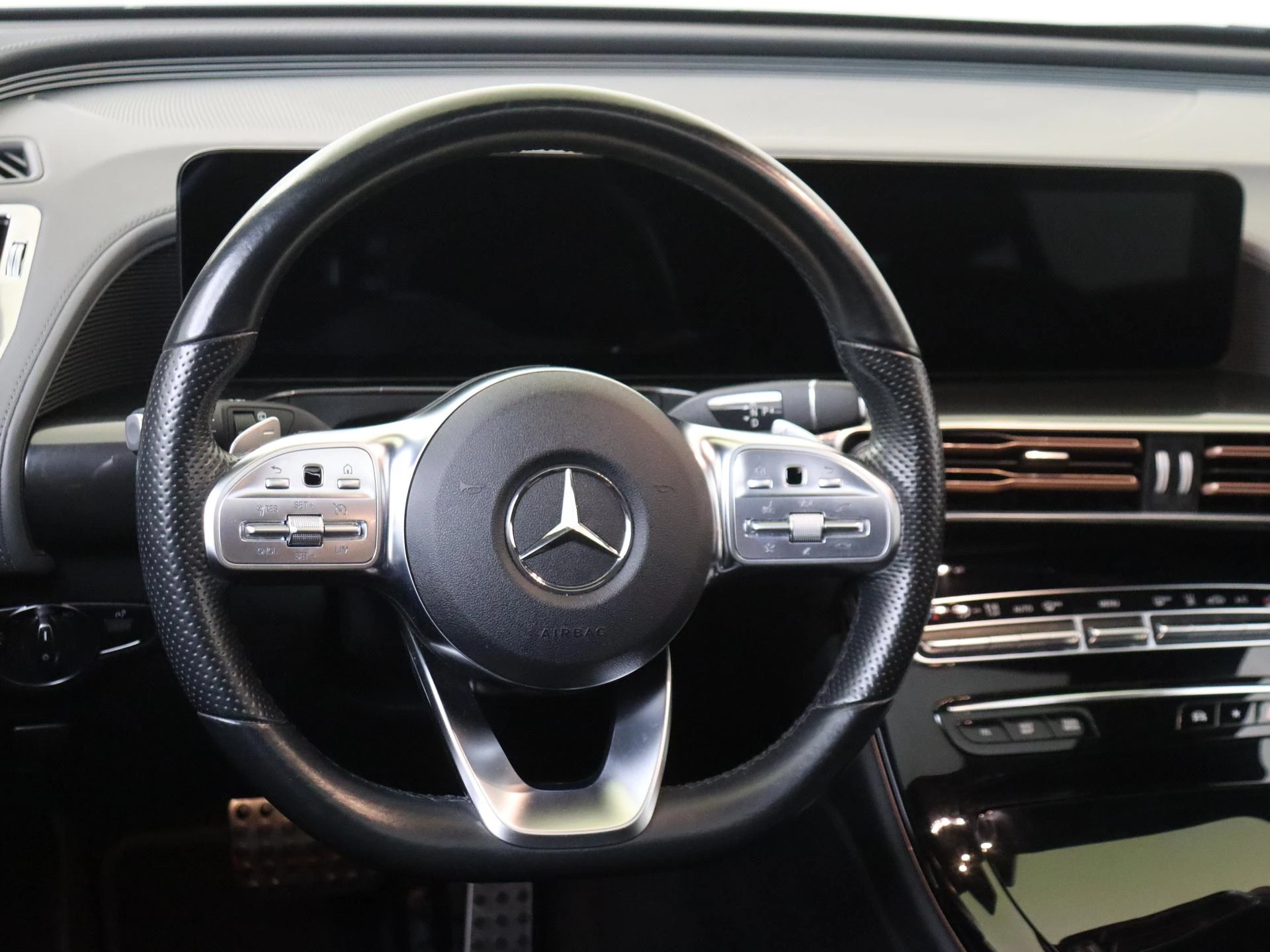 Mercedes-Benz-EQC-image-10