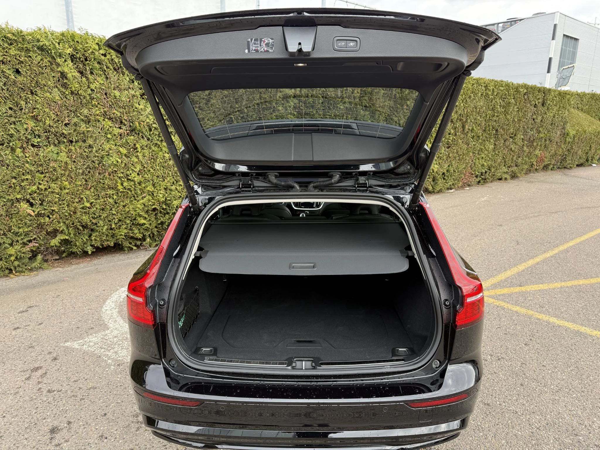 Volvo V60 T8 Plug-in hybrid AWD Ultra Dark