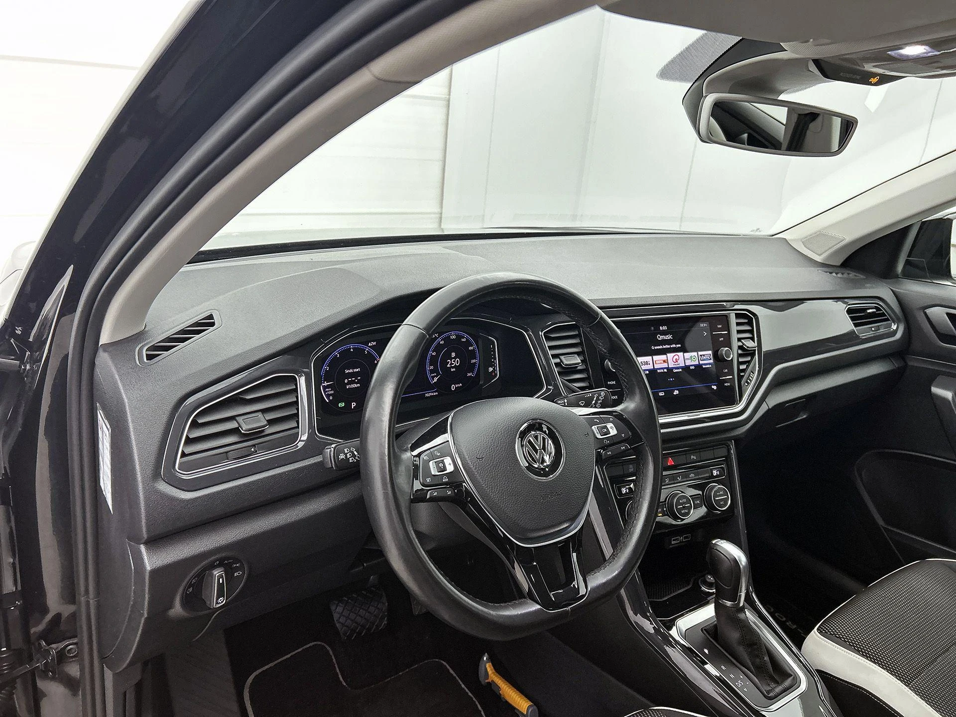 Volkswagen-T-Roc-image-16