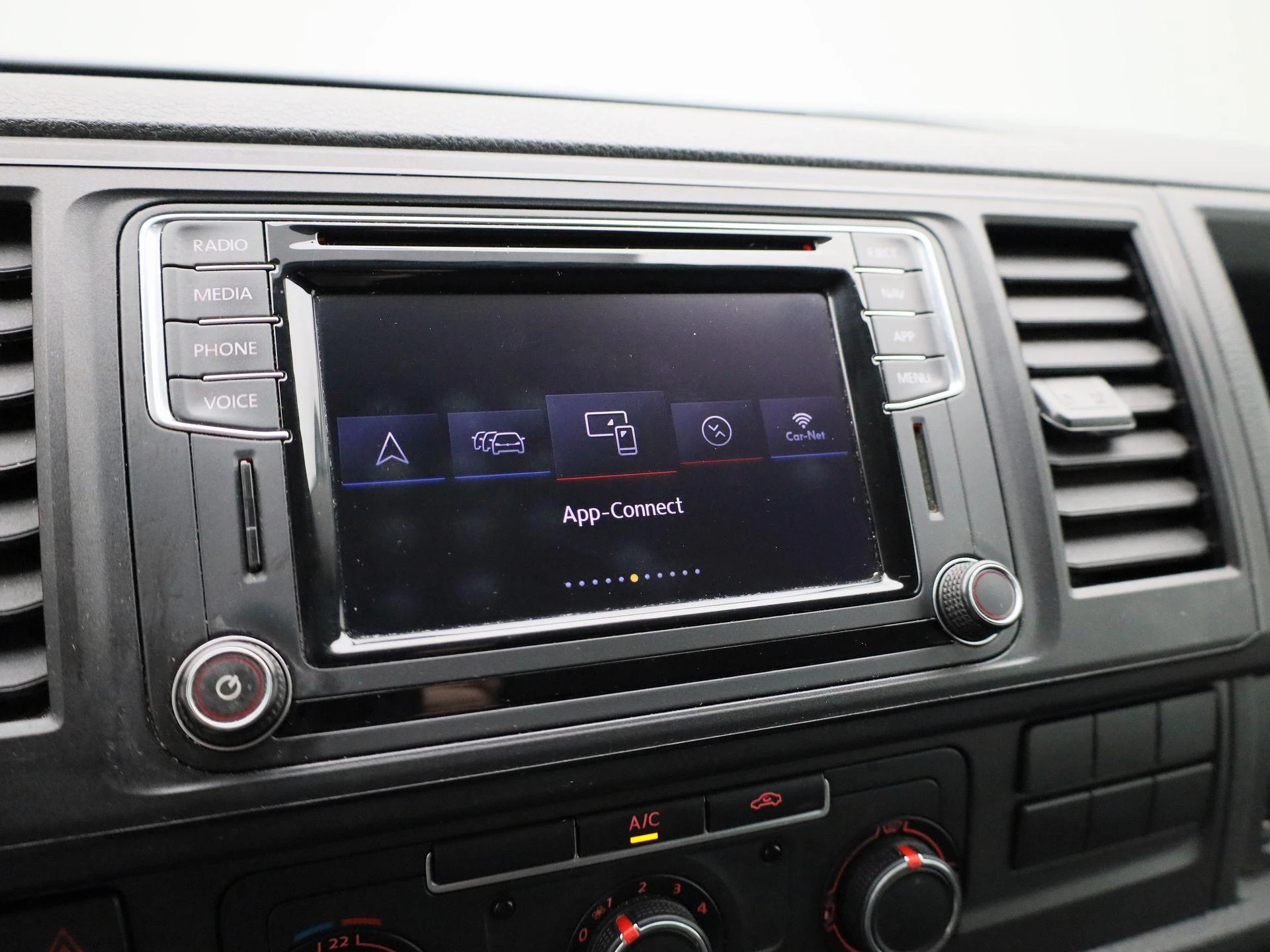 Volkswagen-Transporter-image-18