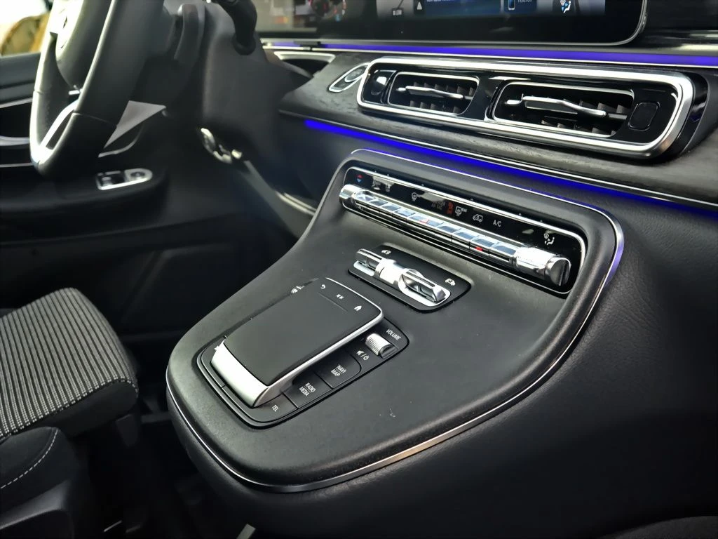 Mercedes-Benz-V-Klasse 220-image-8