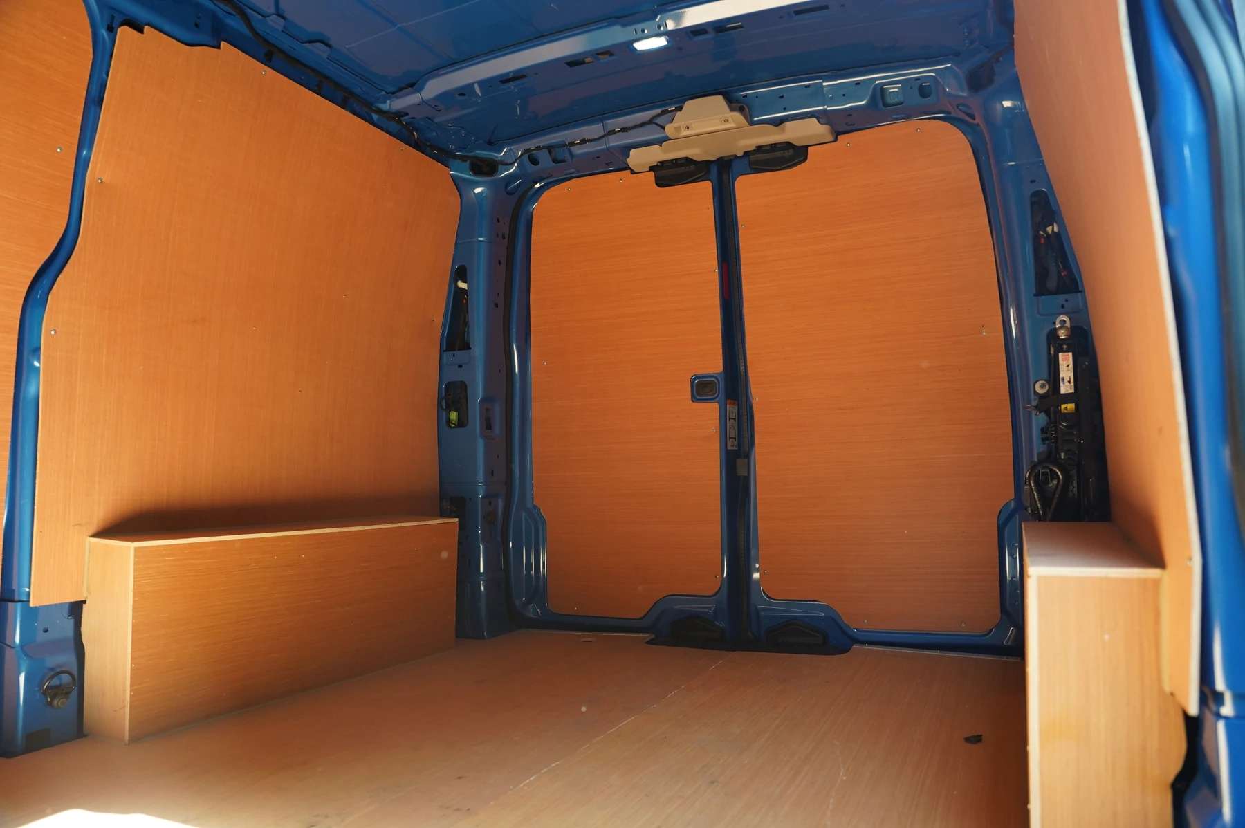 Volkswagen-Transporter-image-9